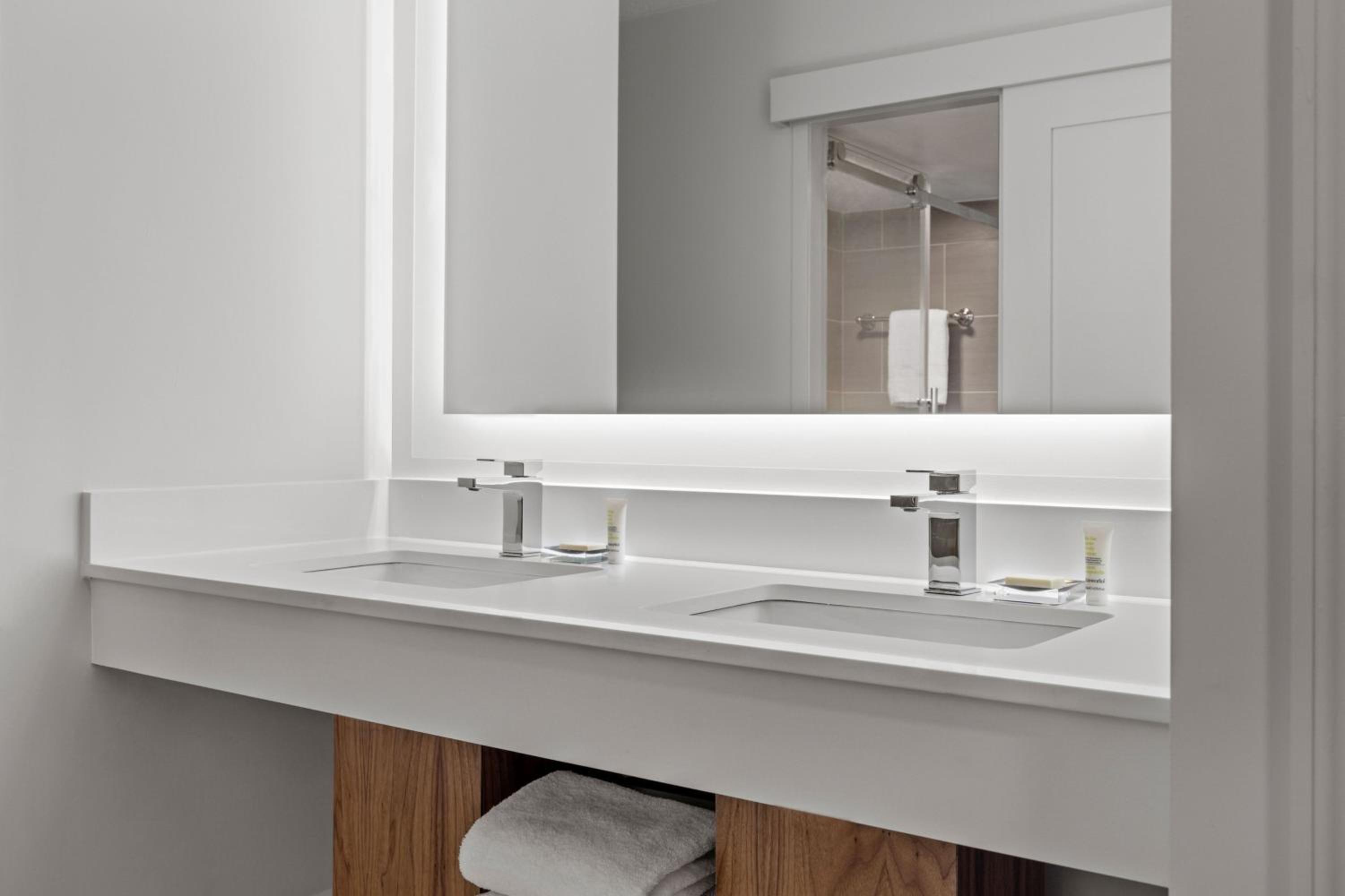 Double Room with Two Double Beds - Mobility and Hearing Accessible with Tub - Photo 7