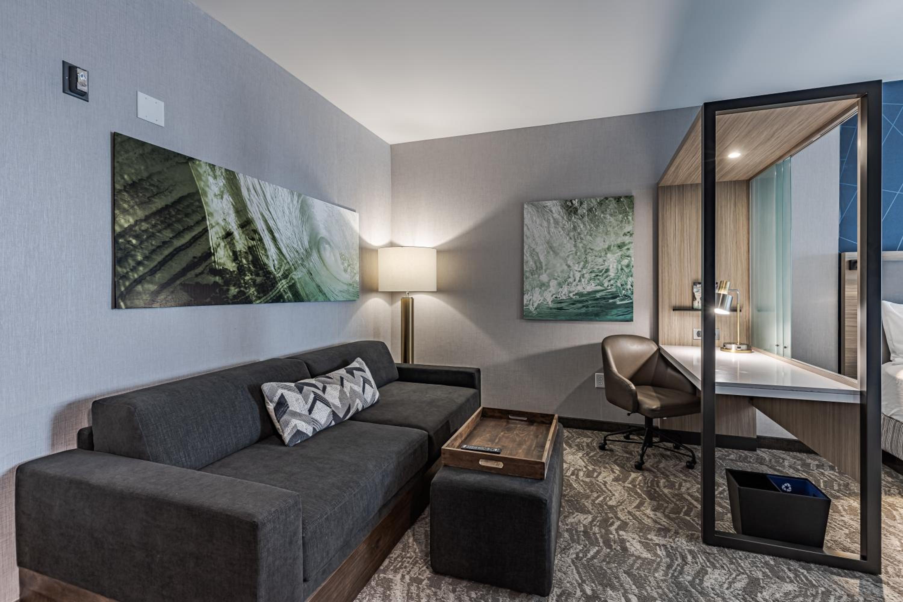 Queen Suite with Two Queen Beds - Photo 4