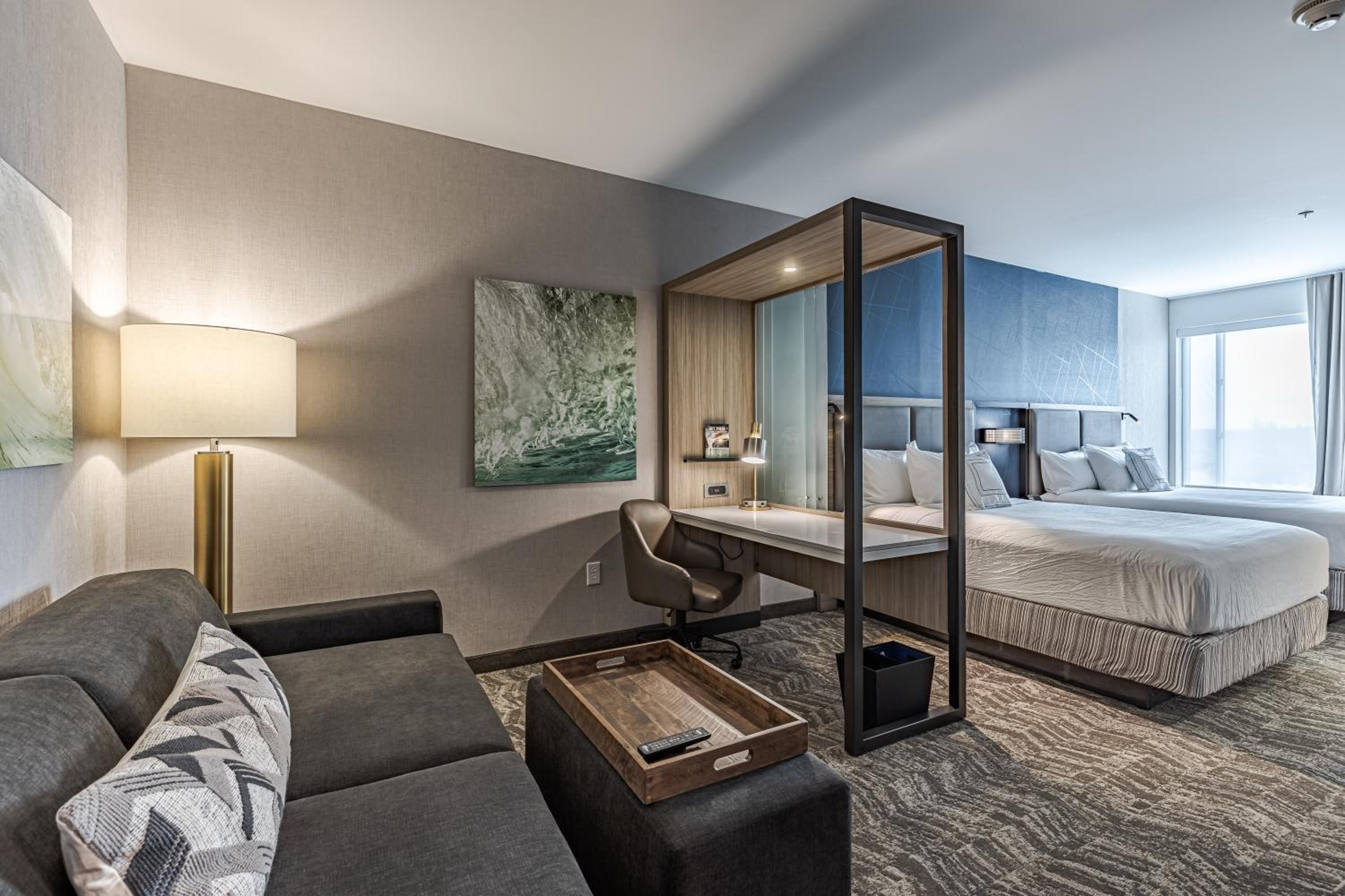 Queen Suite with Two Queen Beds - Photo 3