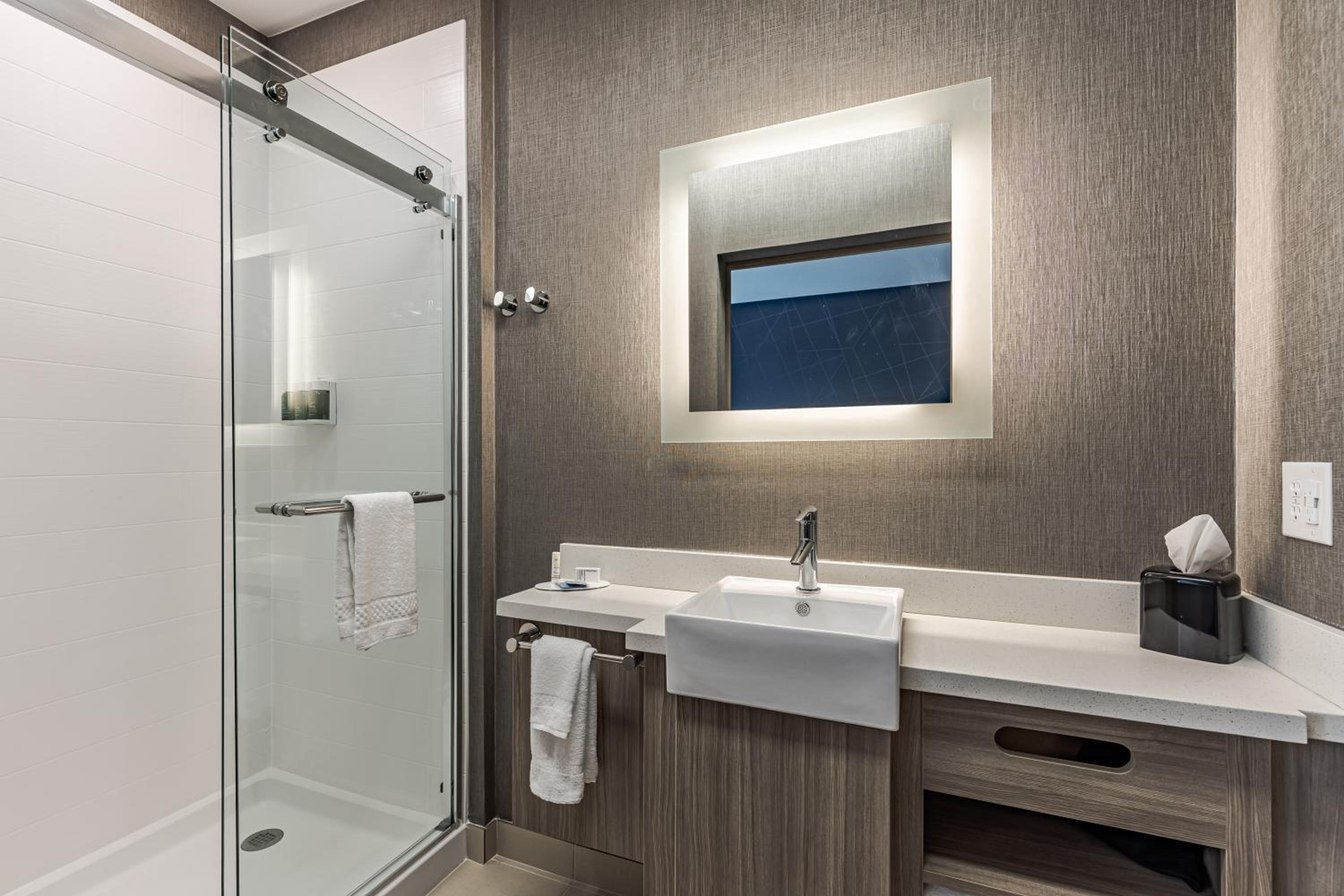 Queen Suite with Two Queen Beds - Photo 10