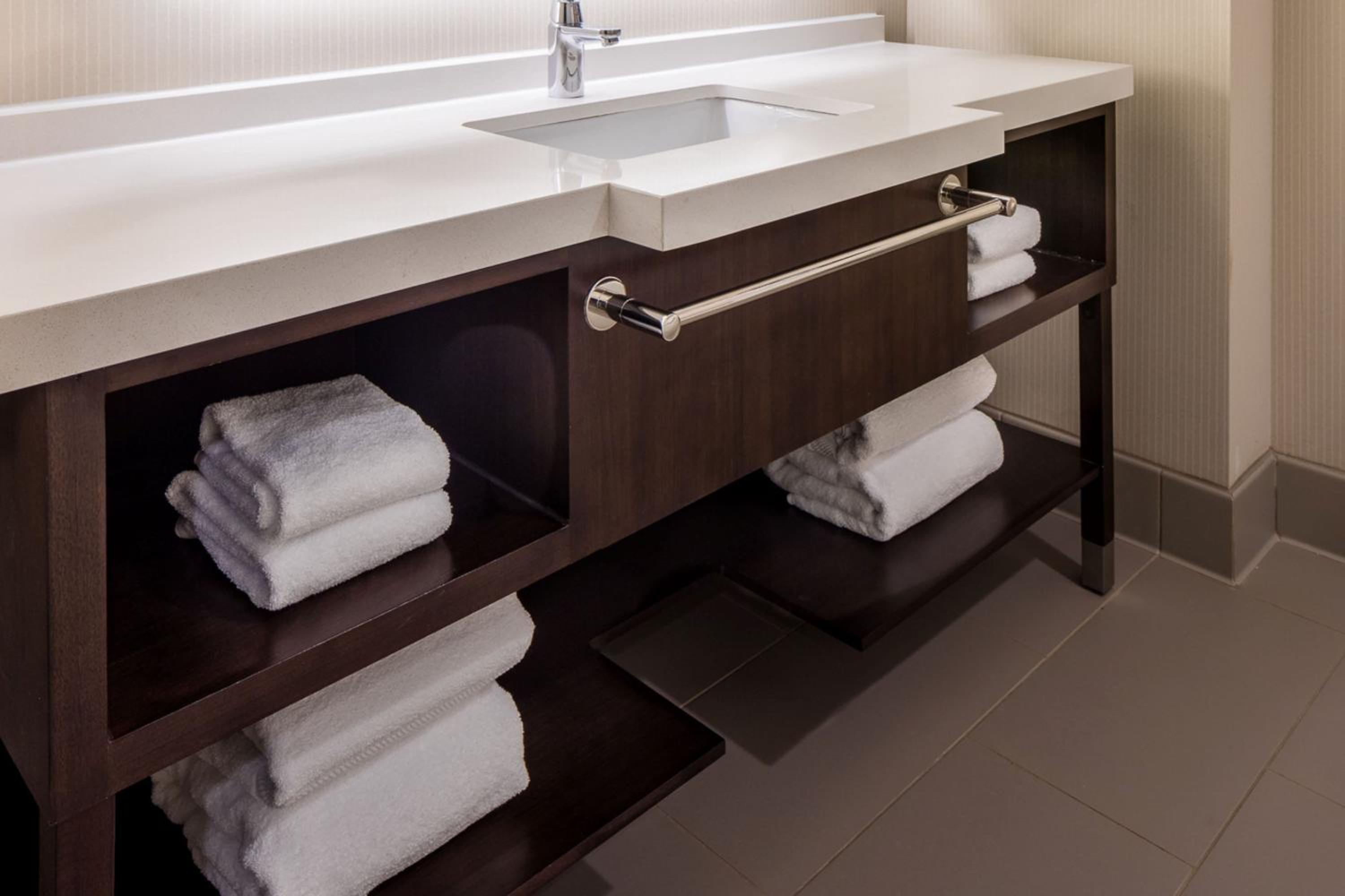 Premium High Floor, Guest Room with 1 King (Delta Pantry Access) - Photo 8
