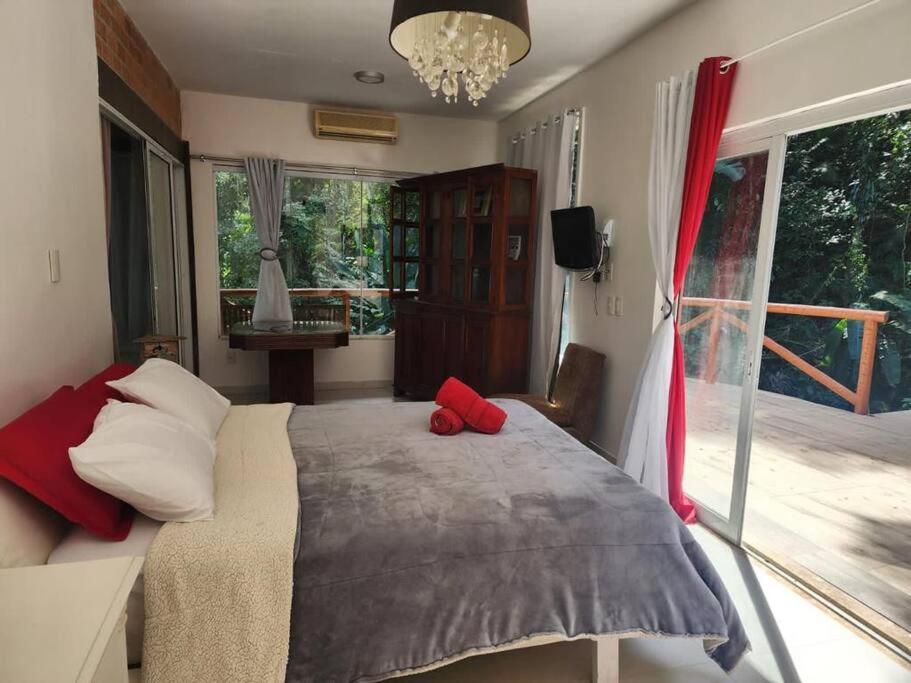 Seven-Bedroom House photo 1