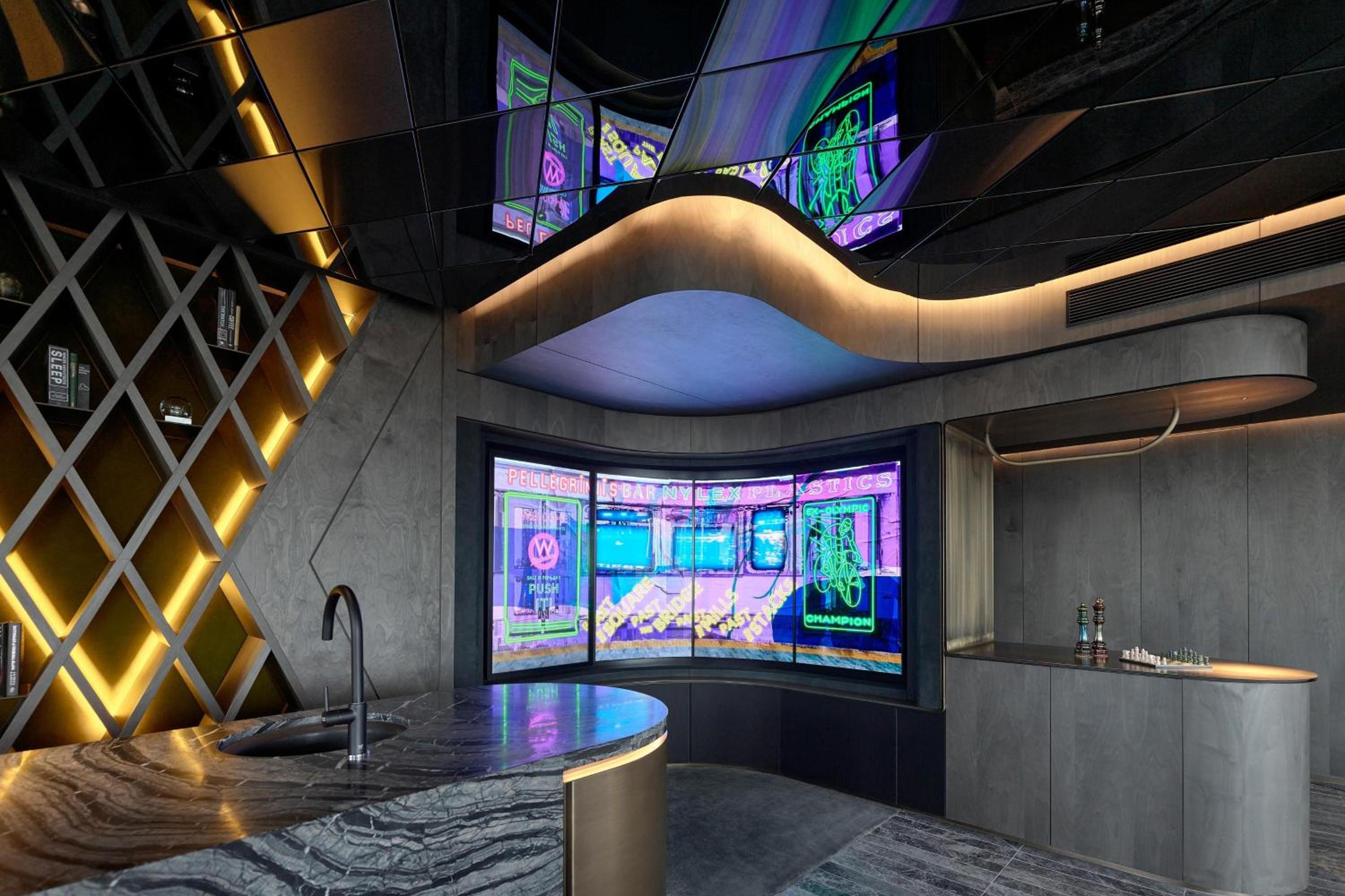 Penthouse Suite I, 1 Bedroom Suite, 1 King Super, Riverview, Balcony thumbnail 6