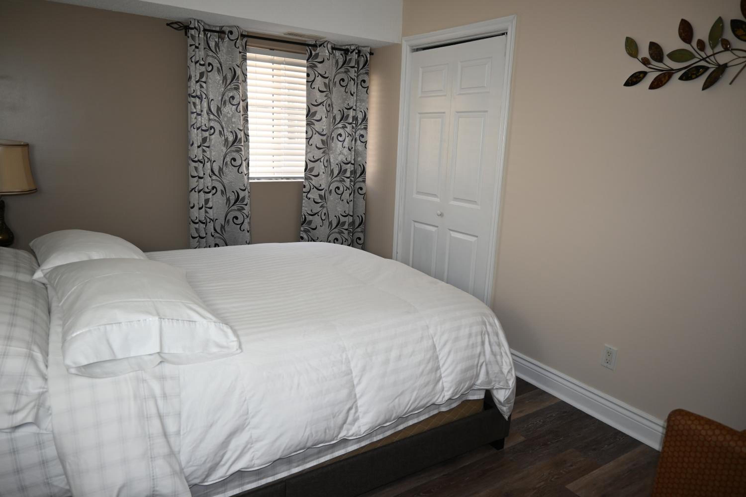 One-Bedroom Apartment - Photo 12
