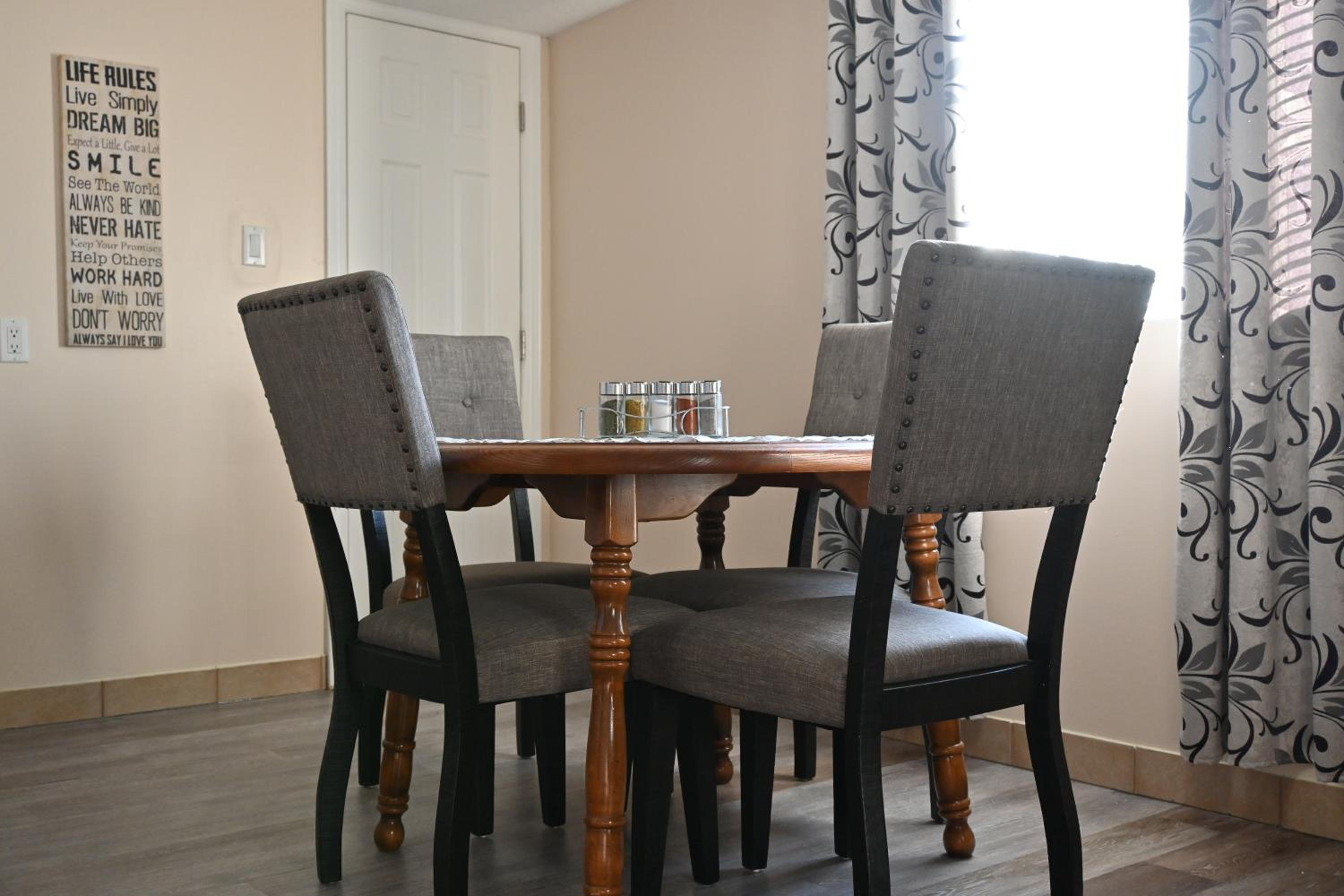 One-Bedroom Apartment - Photo 4