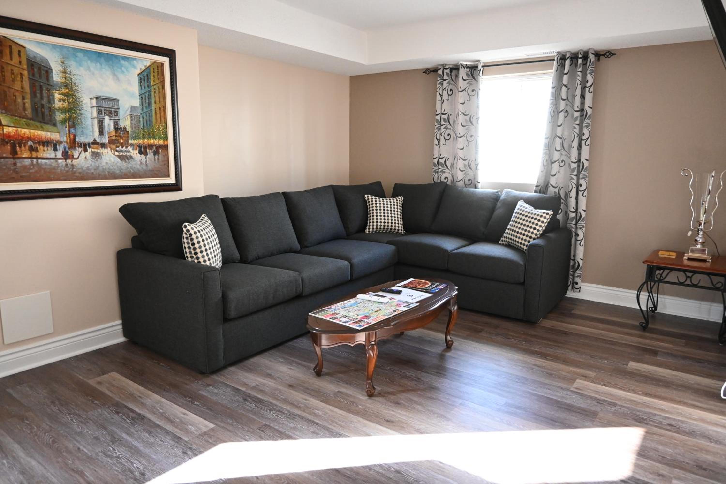 One-Bedroom Apartment - Photo 2