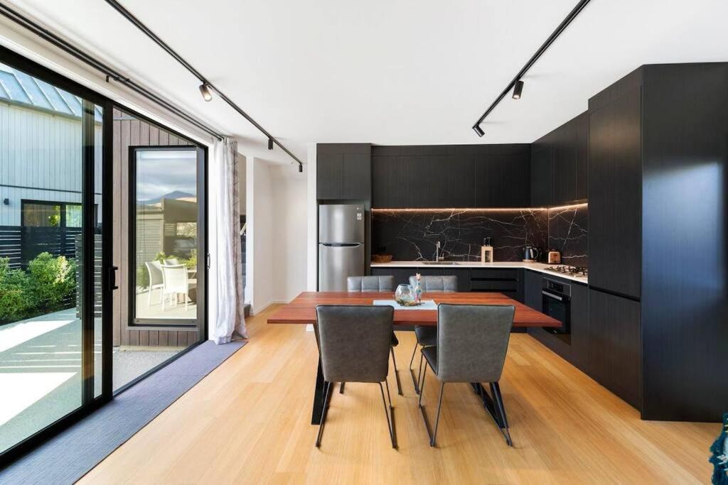 Three-Bedroom House photo 2