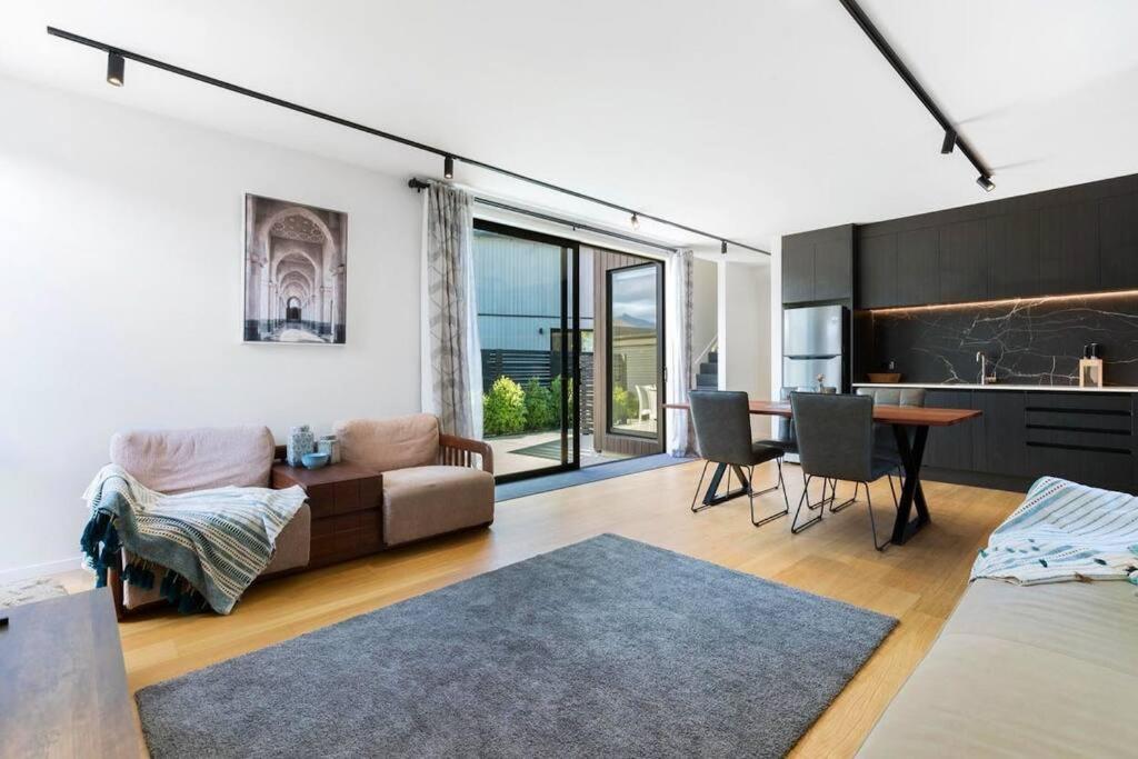 Three-Bedroom House photo 3