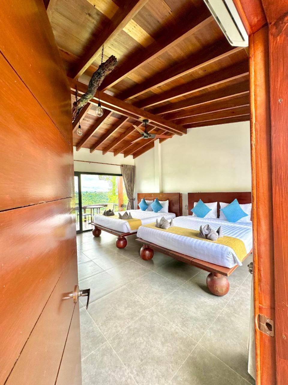 Deluxe Family Suite - Photo 8