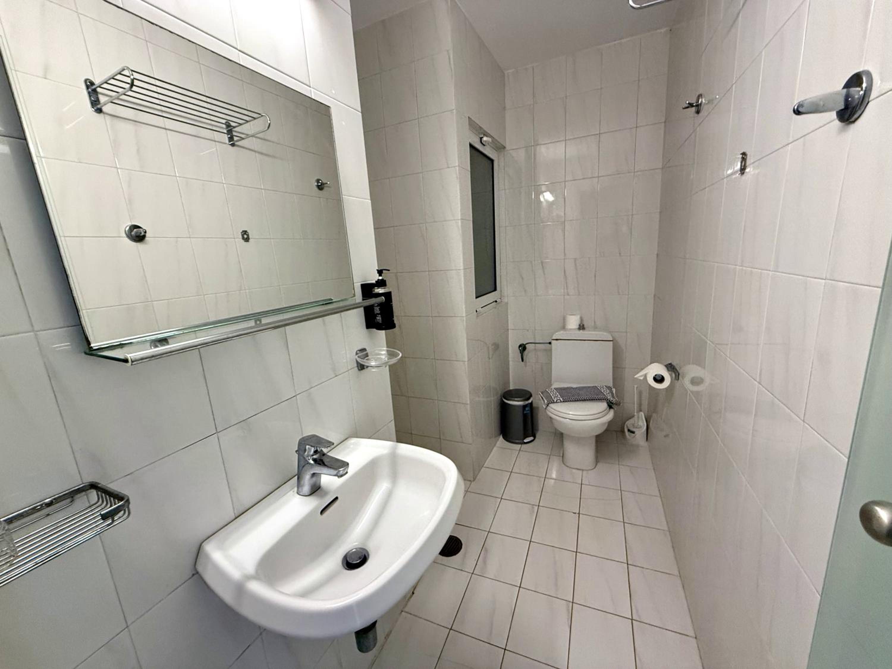 Internal Triple Room with Window (no view) - Photo 11