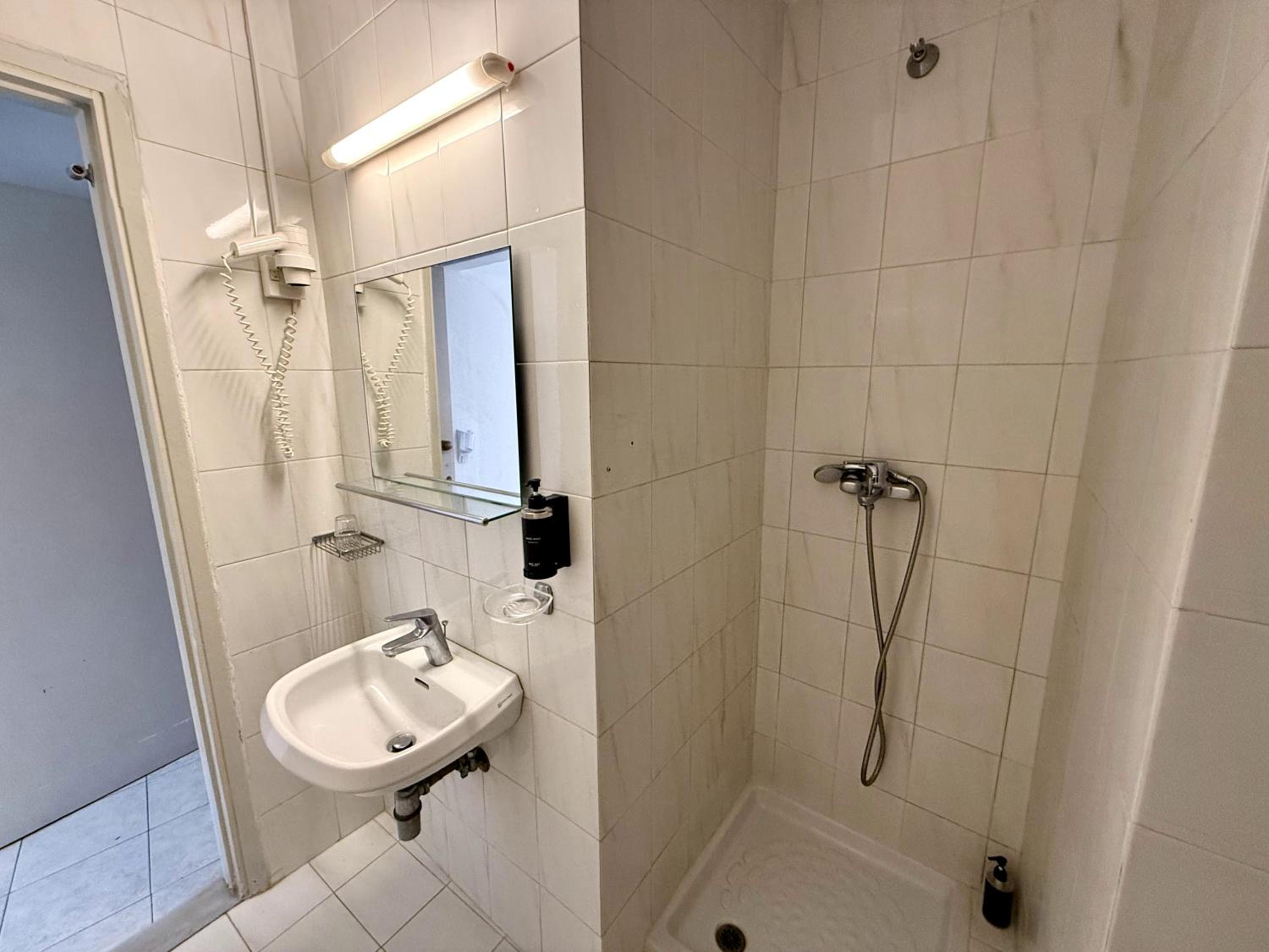 Internal Triple Room with Window (no view) - Photo 4