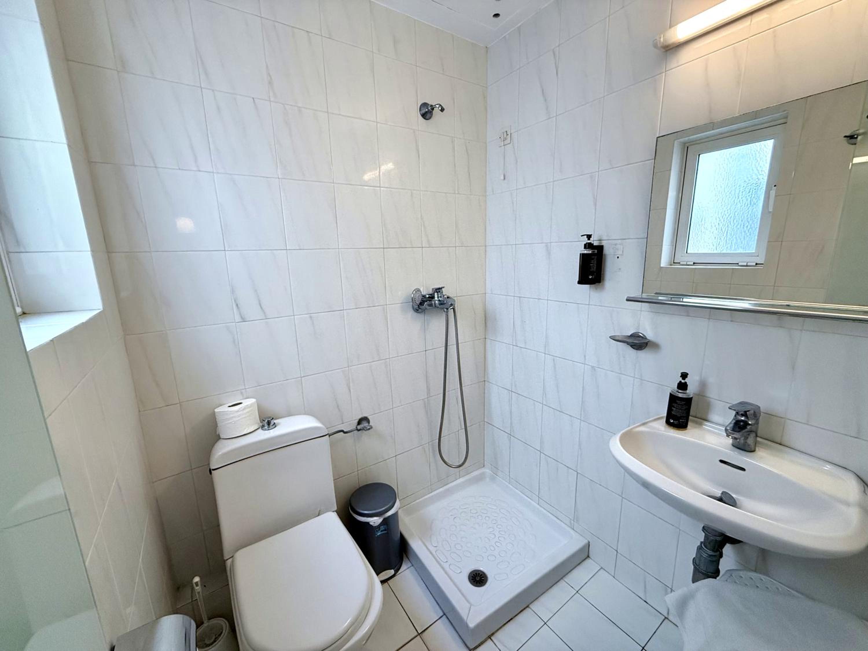 Internal Triple Room with Window (no view) - Photo 3