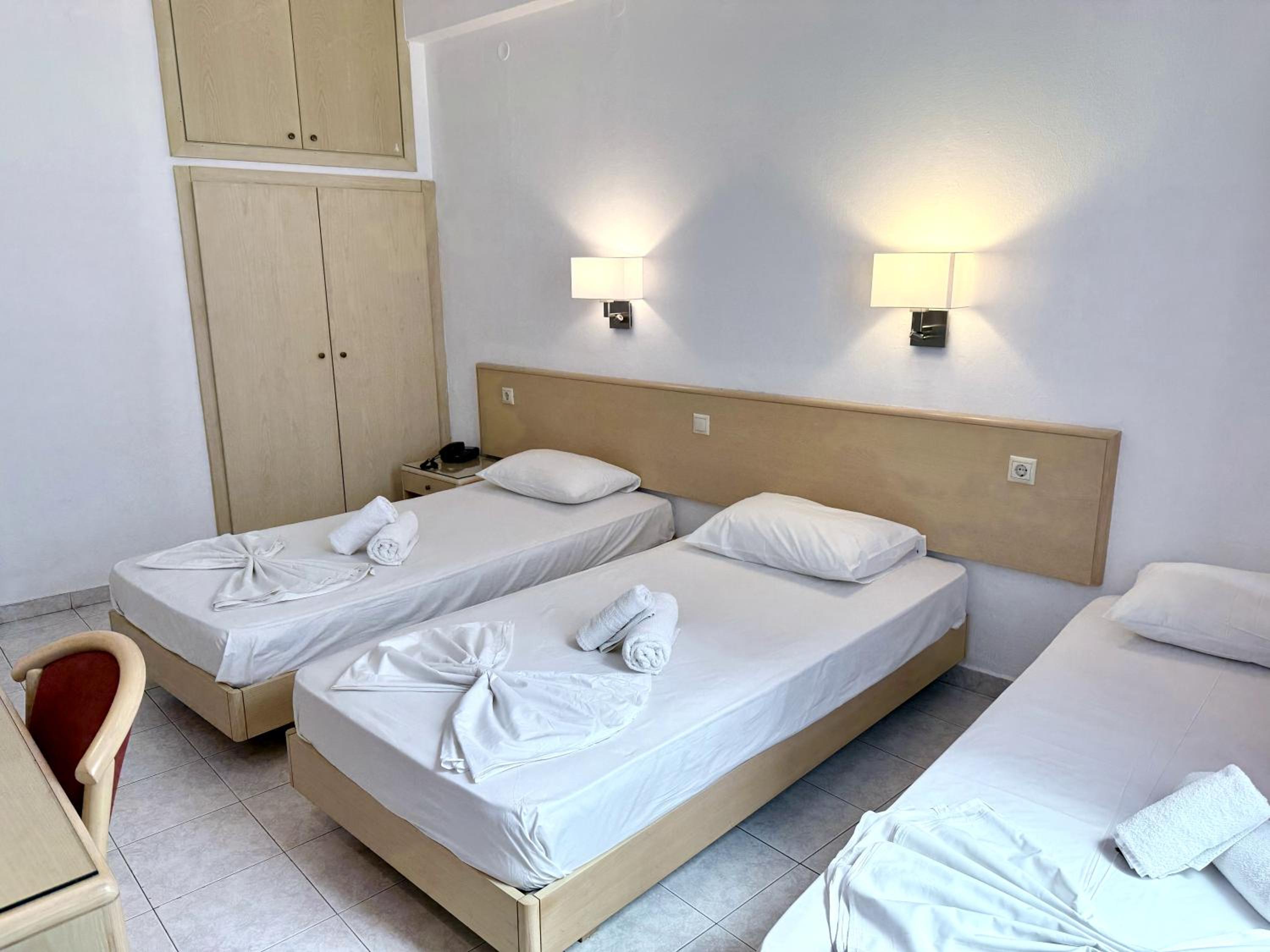 Internal Triple Room with Window (no view) - Photo 2