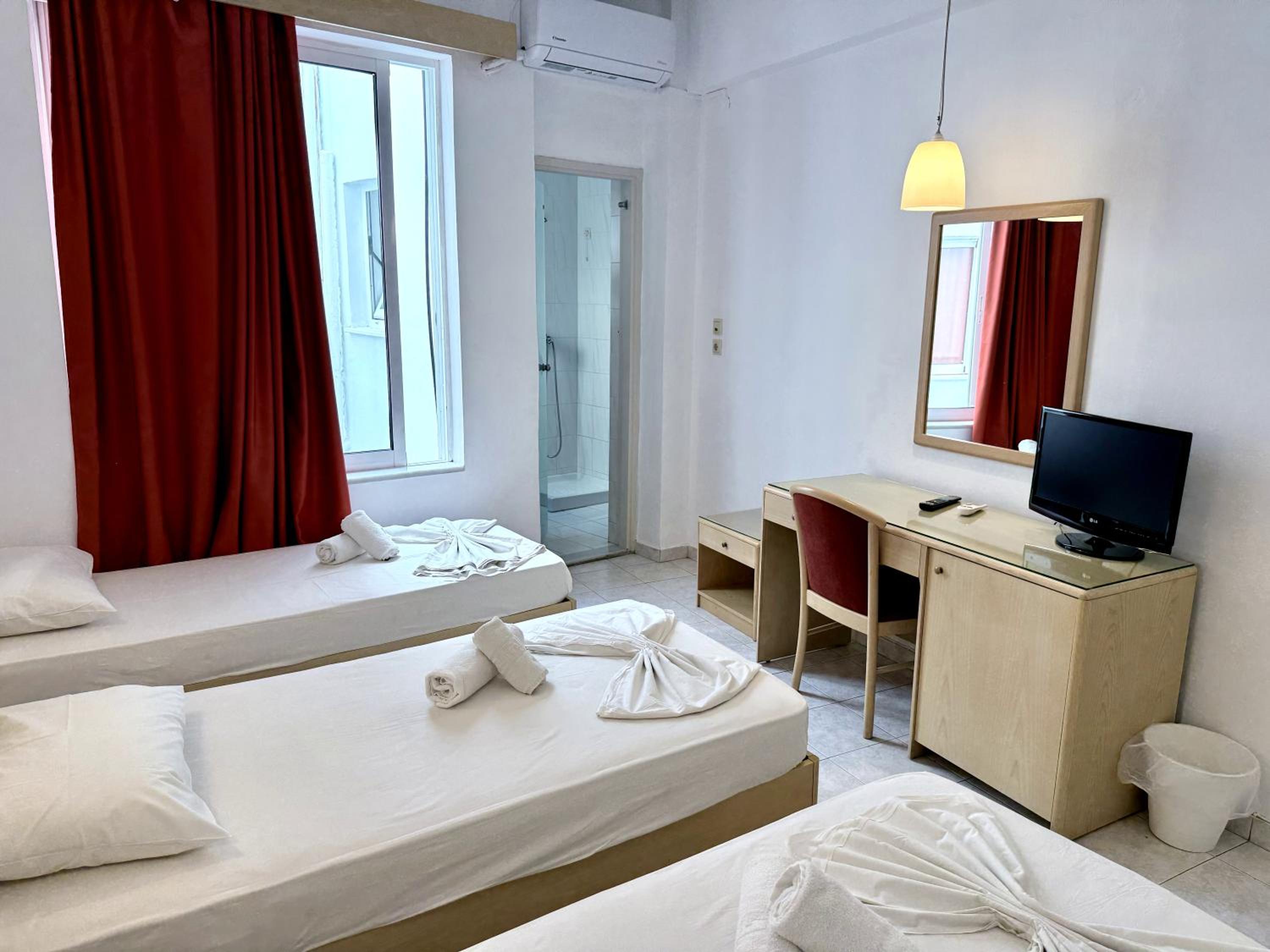 Internal Triple Room with Window (no view) - Photo 10