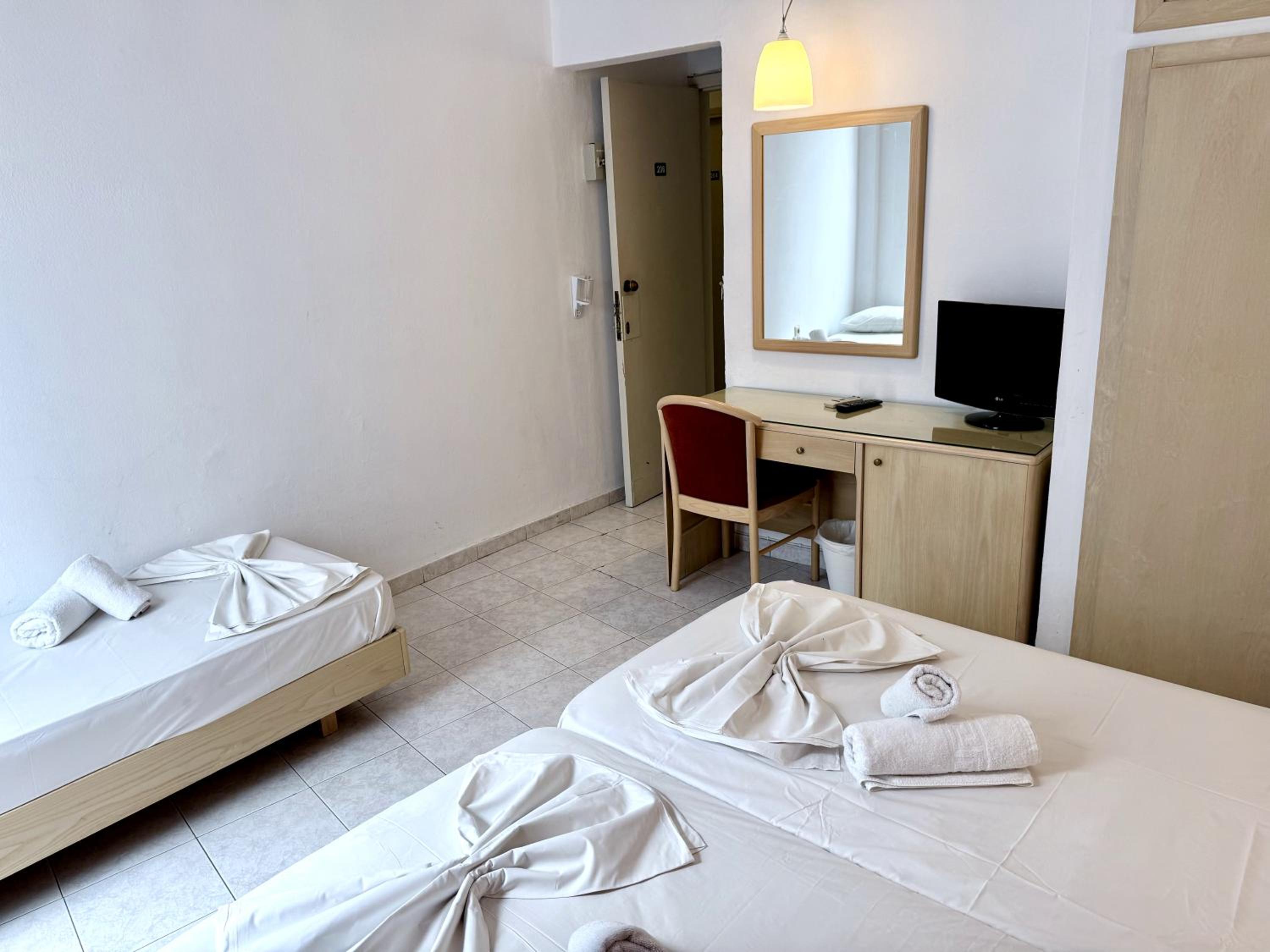 Internal Triple Room with Window (no view) - Photo 9