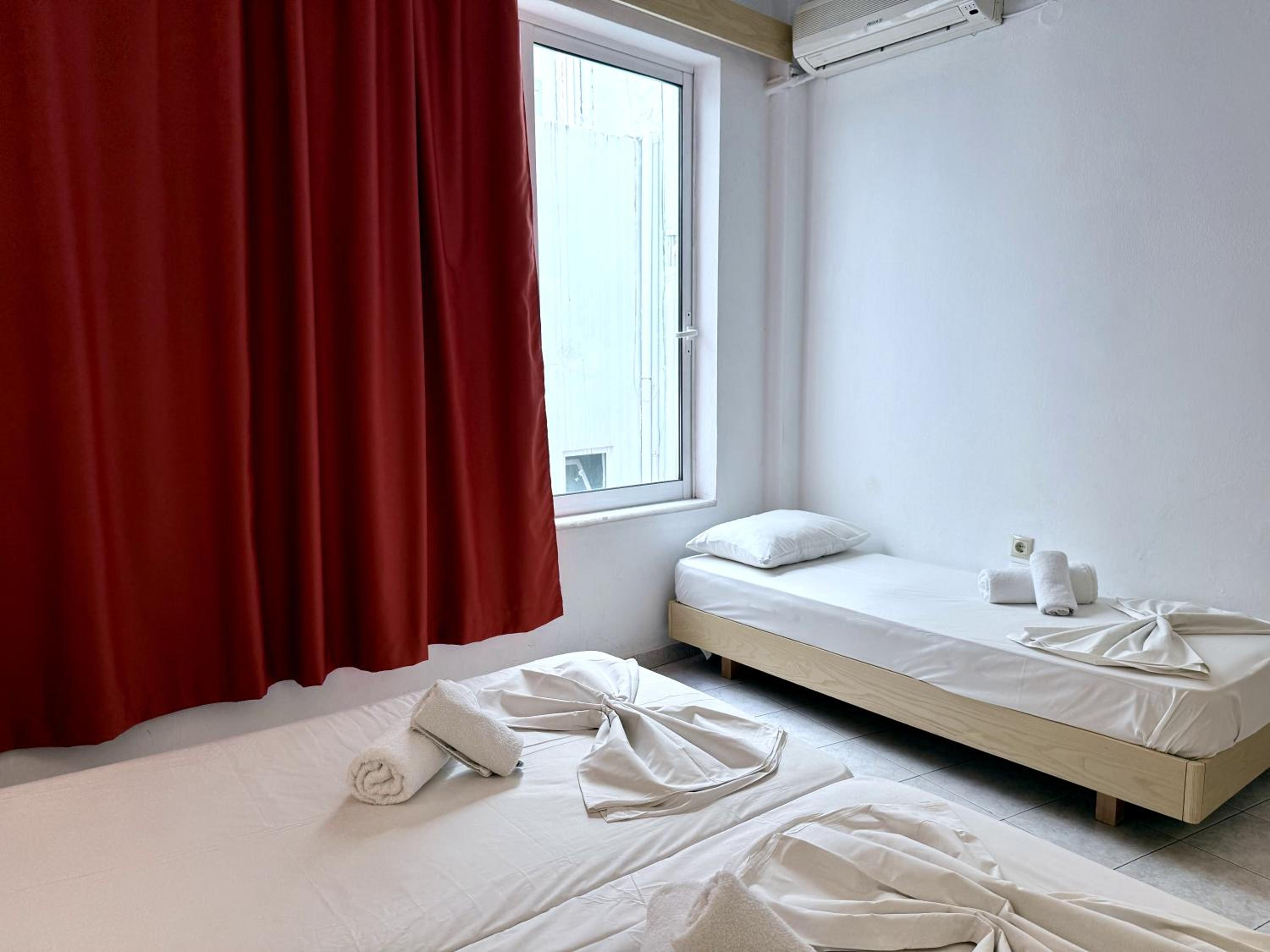 Internal Triple Room with Window (no view) - Photo 5