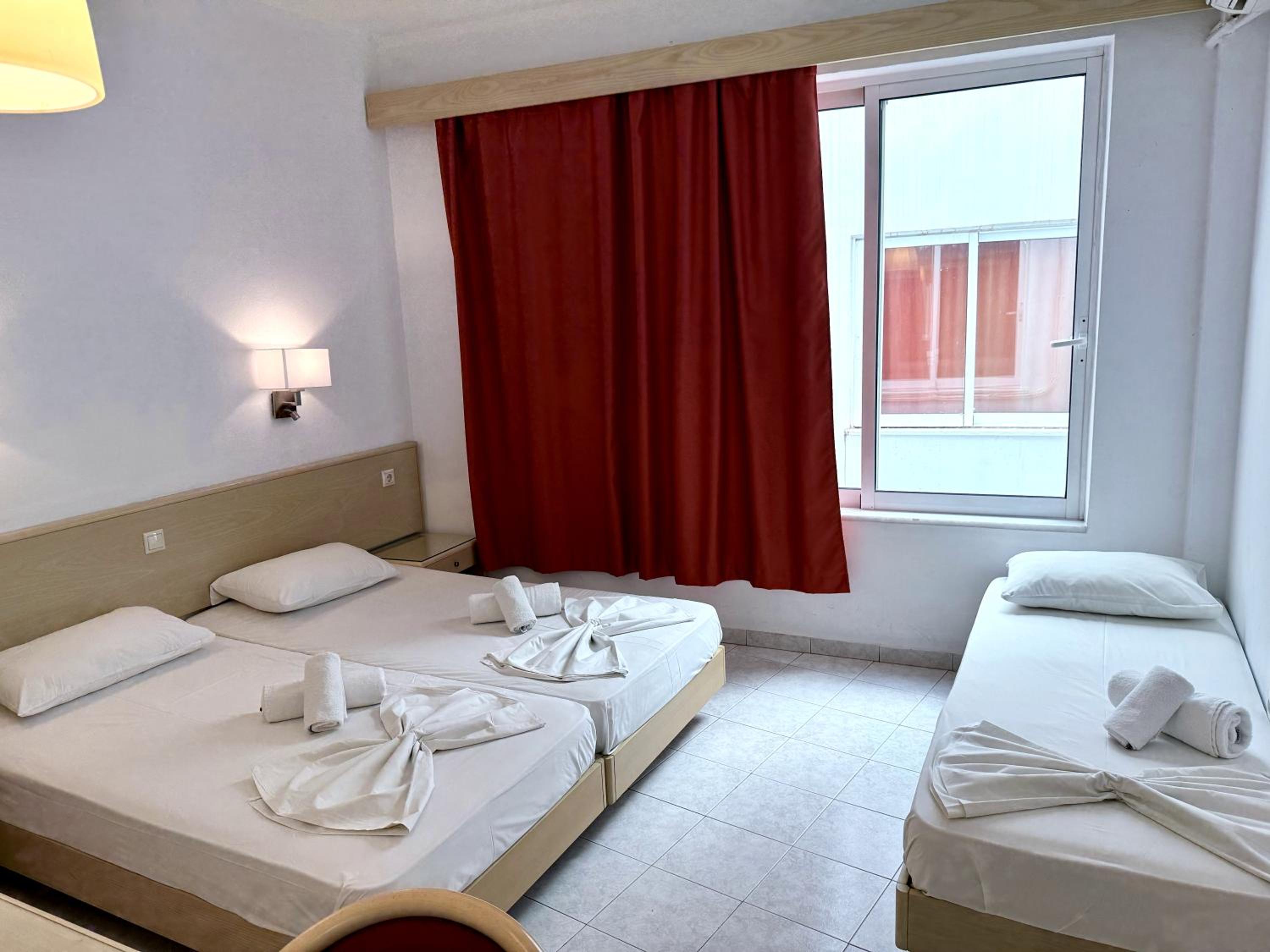 Internal Triple Room with Window (no view) - Photo 8