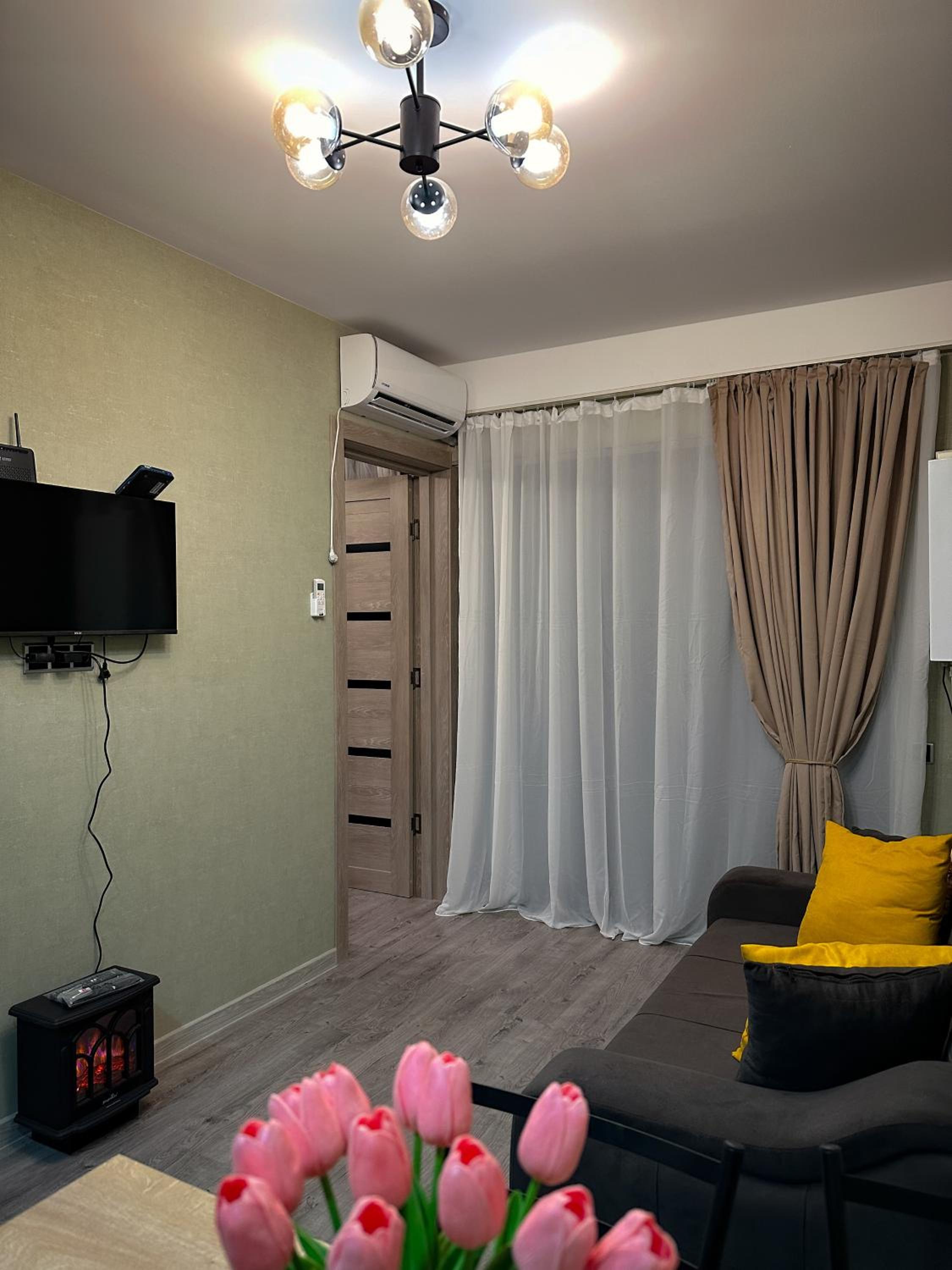 One-Bedroom Apartment with Balcony and Water View photo 2