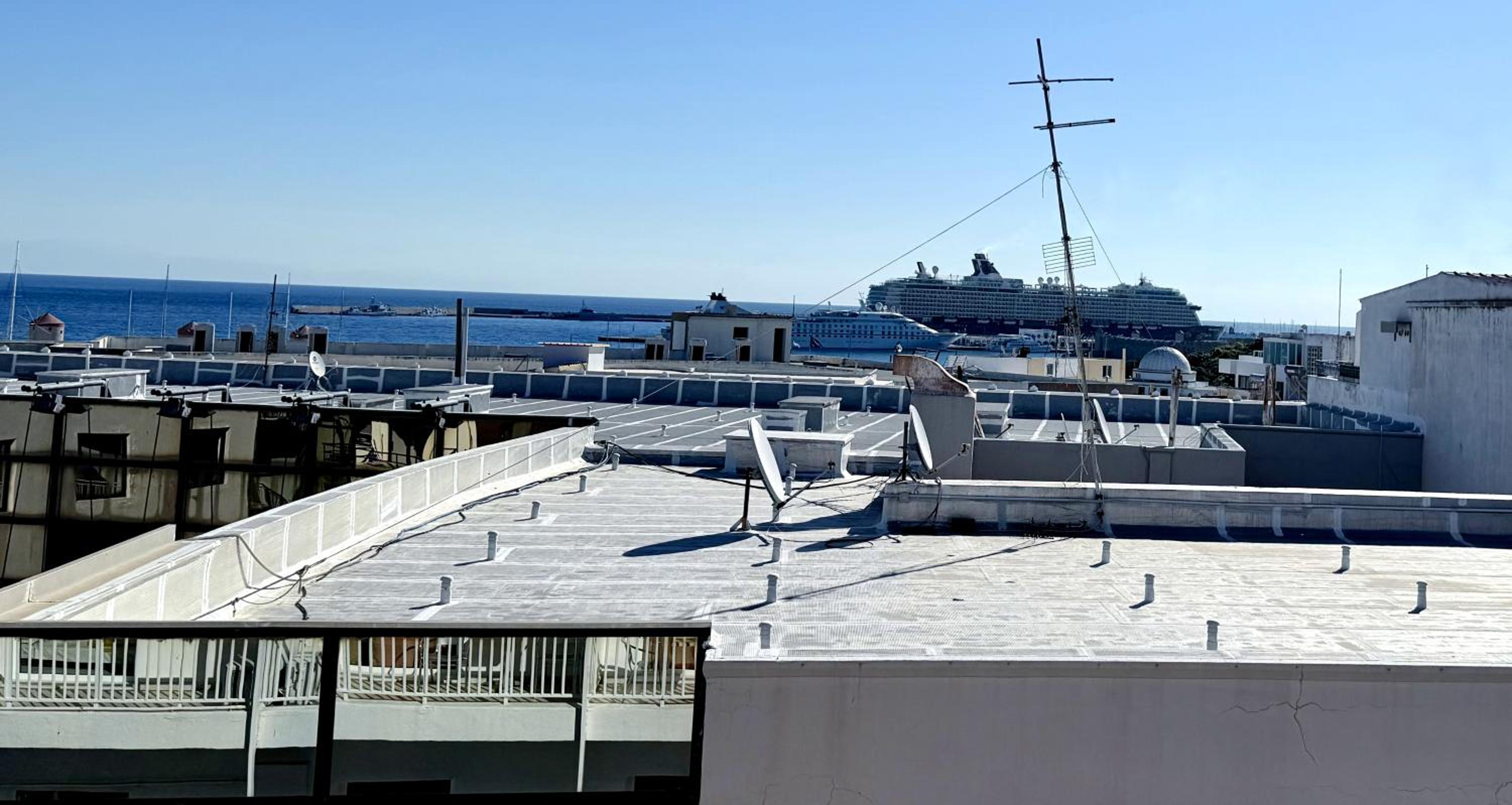 Superior Room with City and Sea View - Photo 9