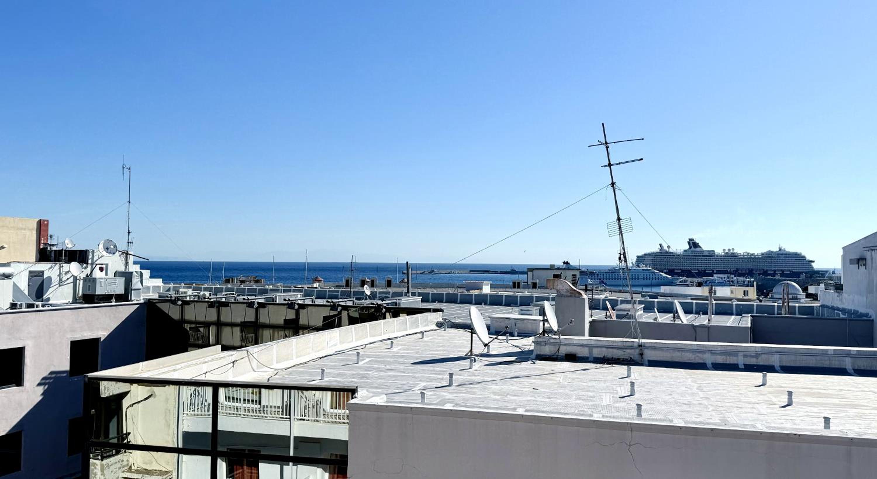 Superior Room with City and Sea View - Photo 17