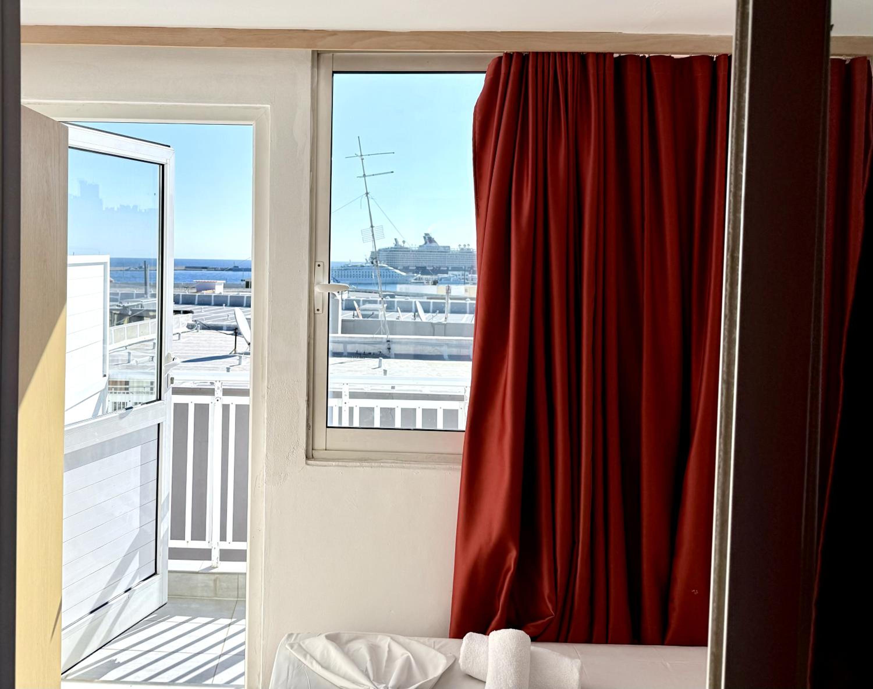 Superior Room with City and Sea View - Photo 19