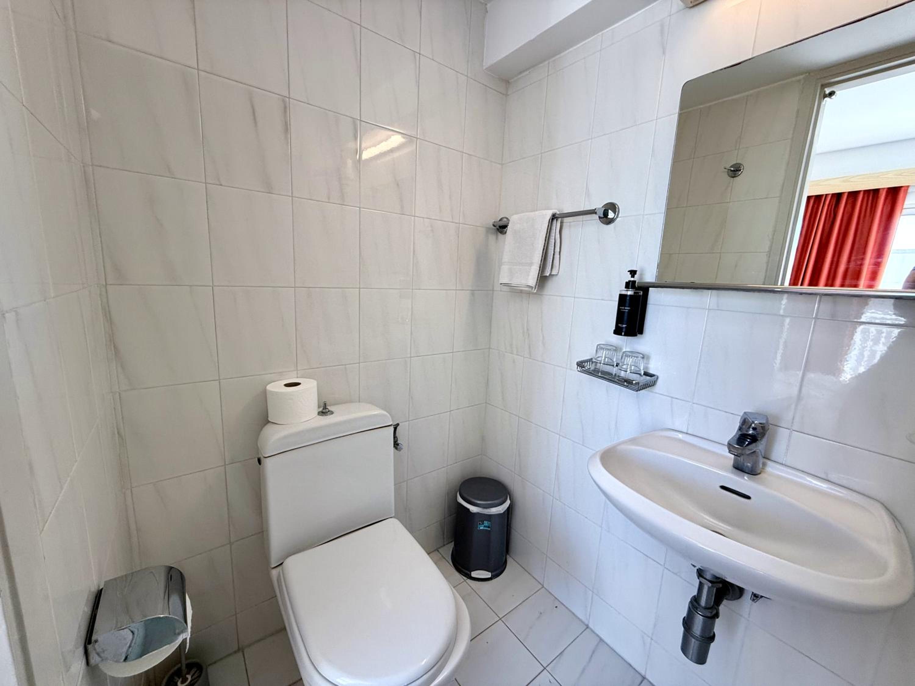 Standard Double or Twin Room with Balcony - Photo 14