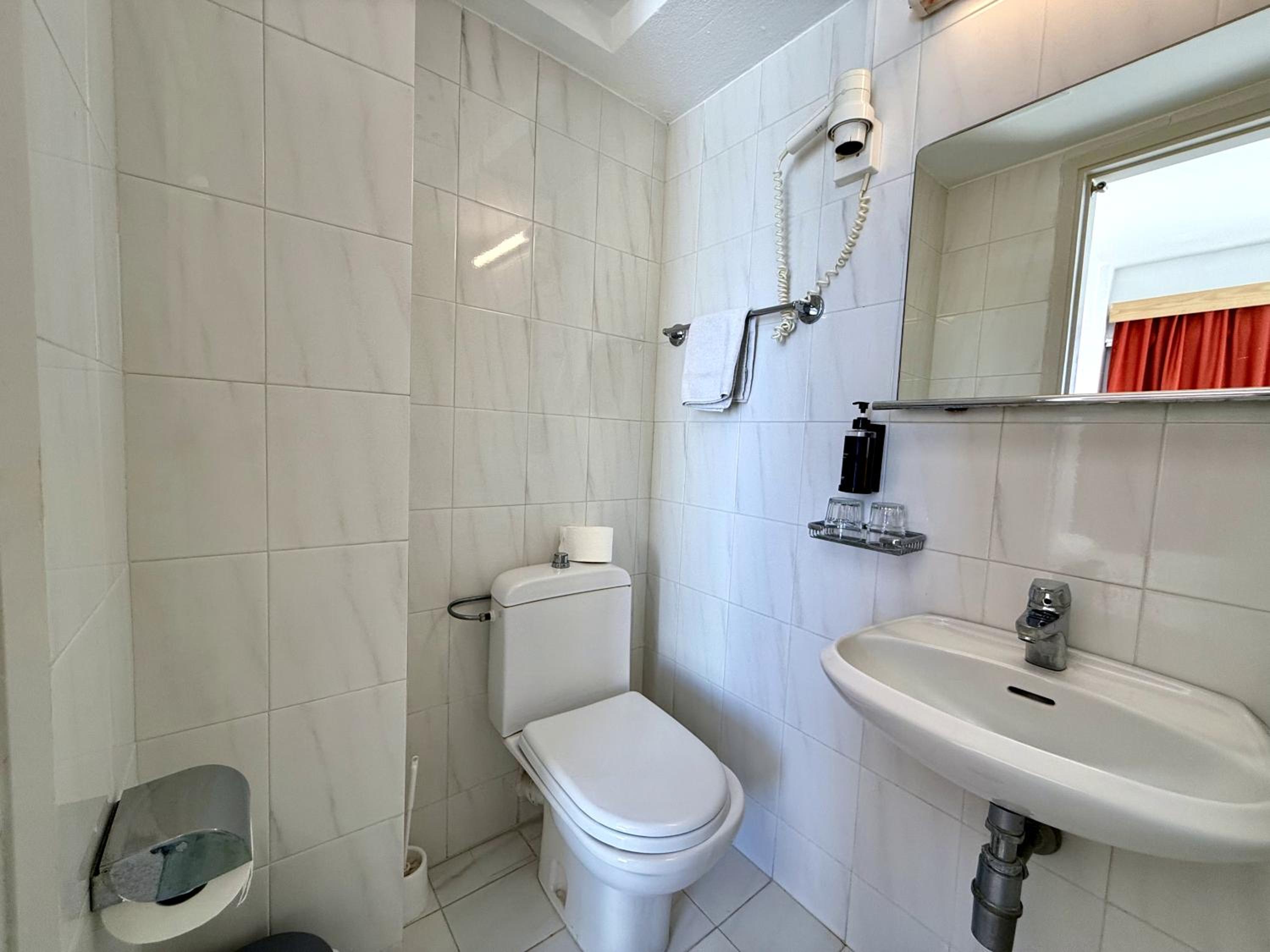 Standard Double or Twin Room with Balcony - Photo 16