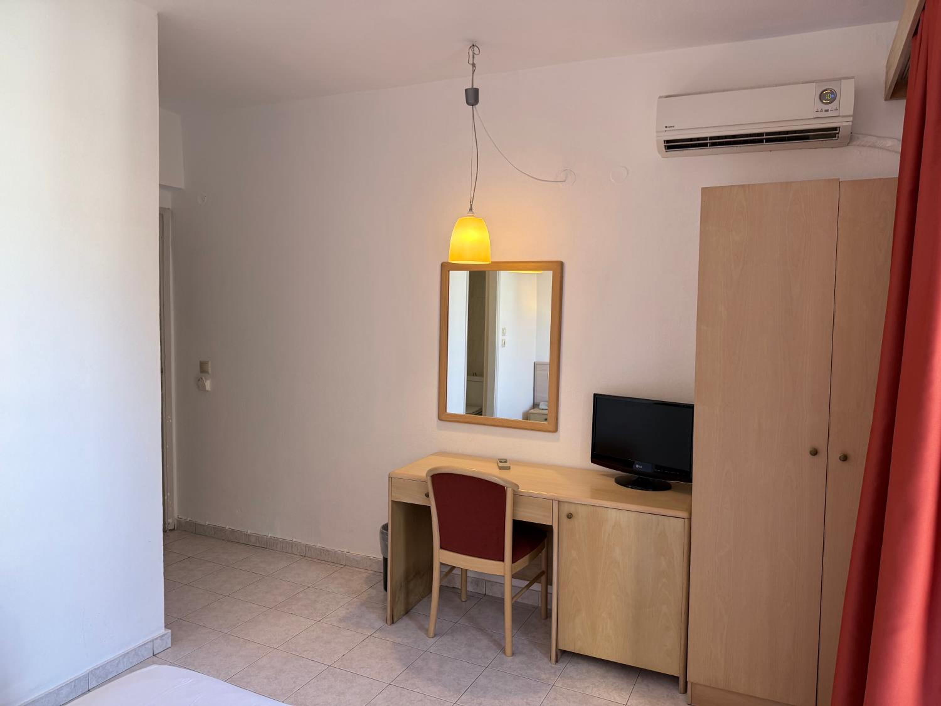 Standard Double or Twin Room with Balcony - Photo 18