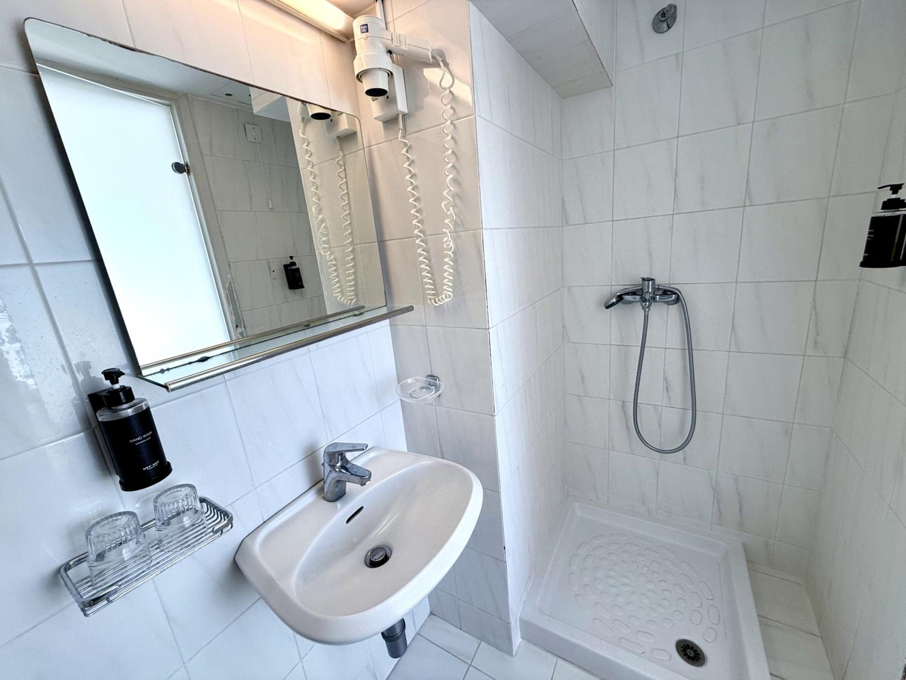 Standard Double or Twin Room with Balcony - Photo 19