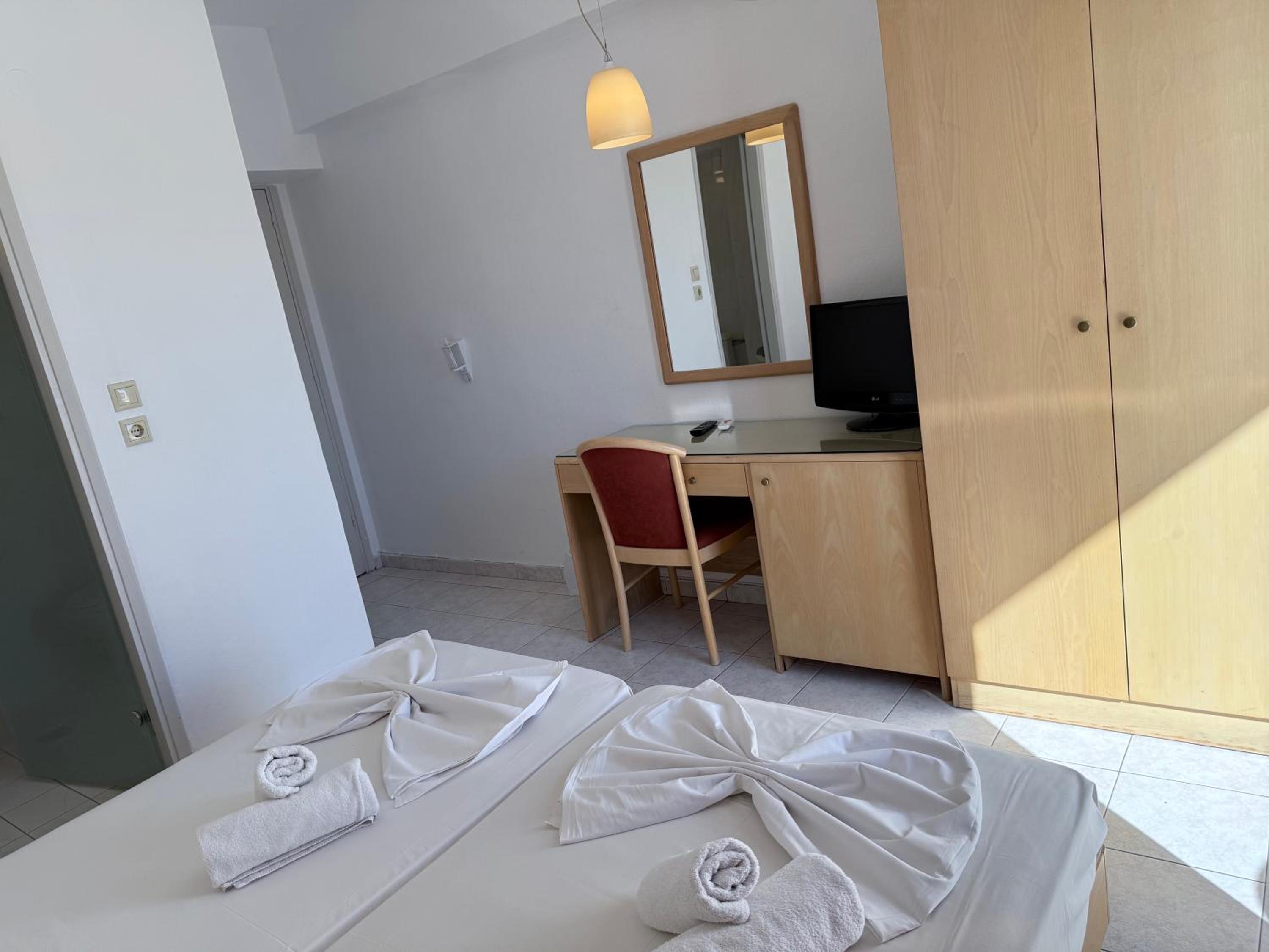 Standard Double or Twin Room with Balcony - Photo 12