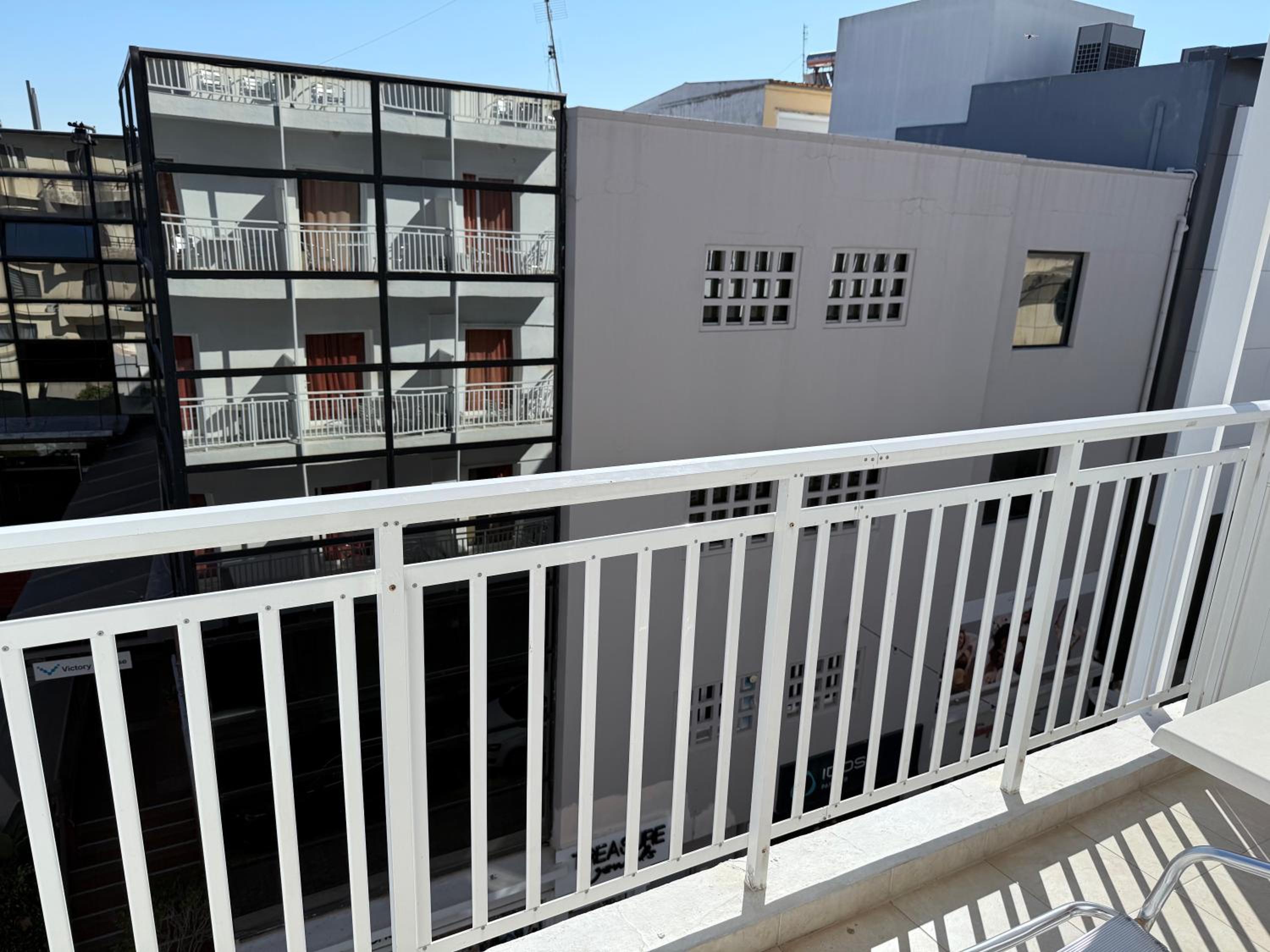 Standard Double or Twin Room with Balcony - Photo 9
