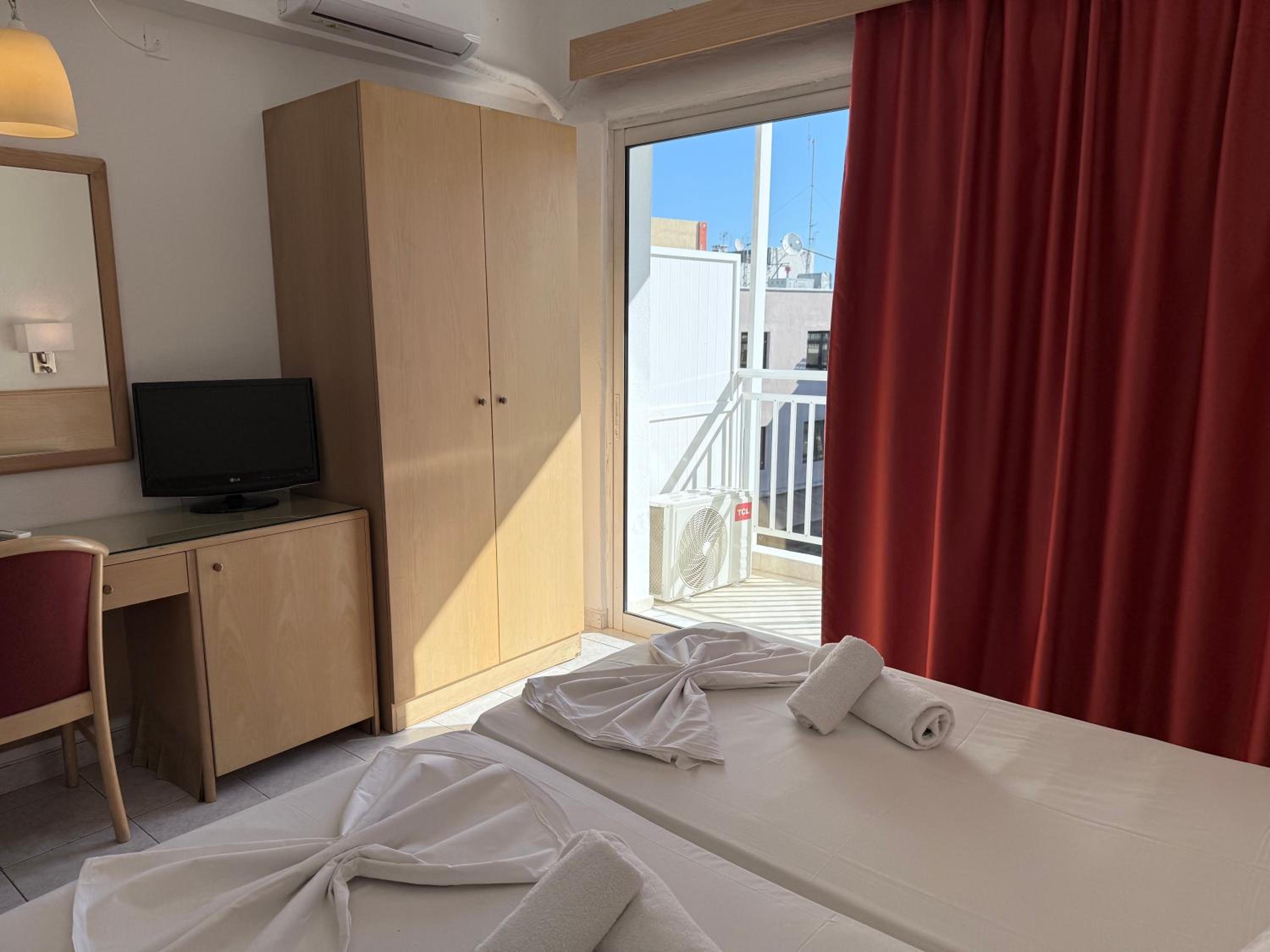 Standard Double or Twin Room with Balcony - Photo 10