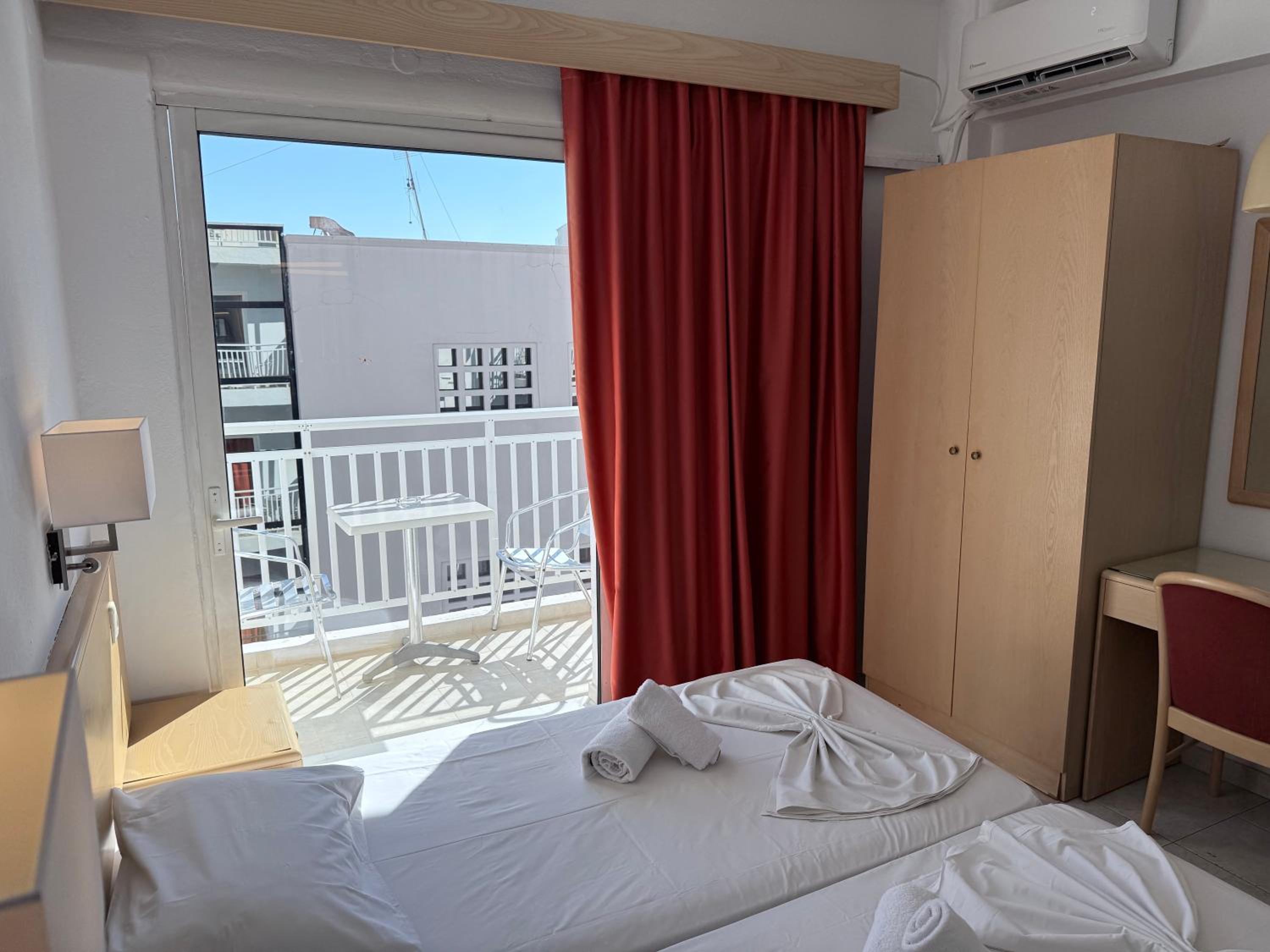 Standard Double or Twin Room with Balcony - Photo 11