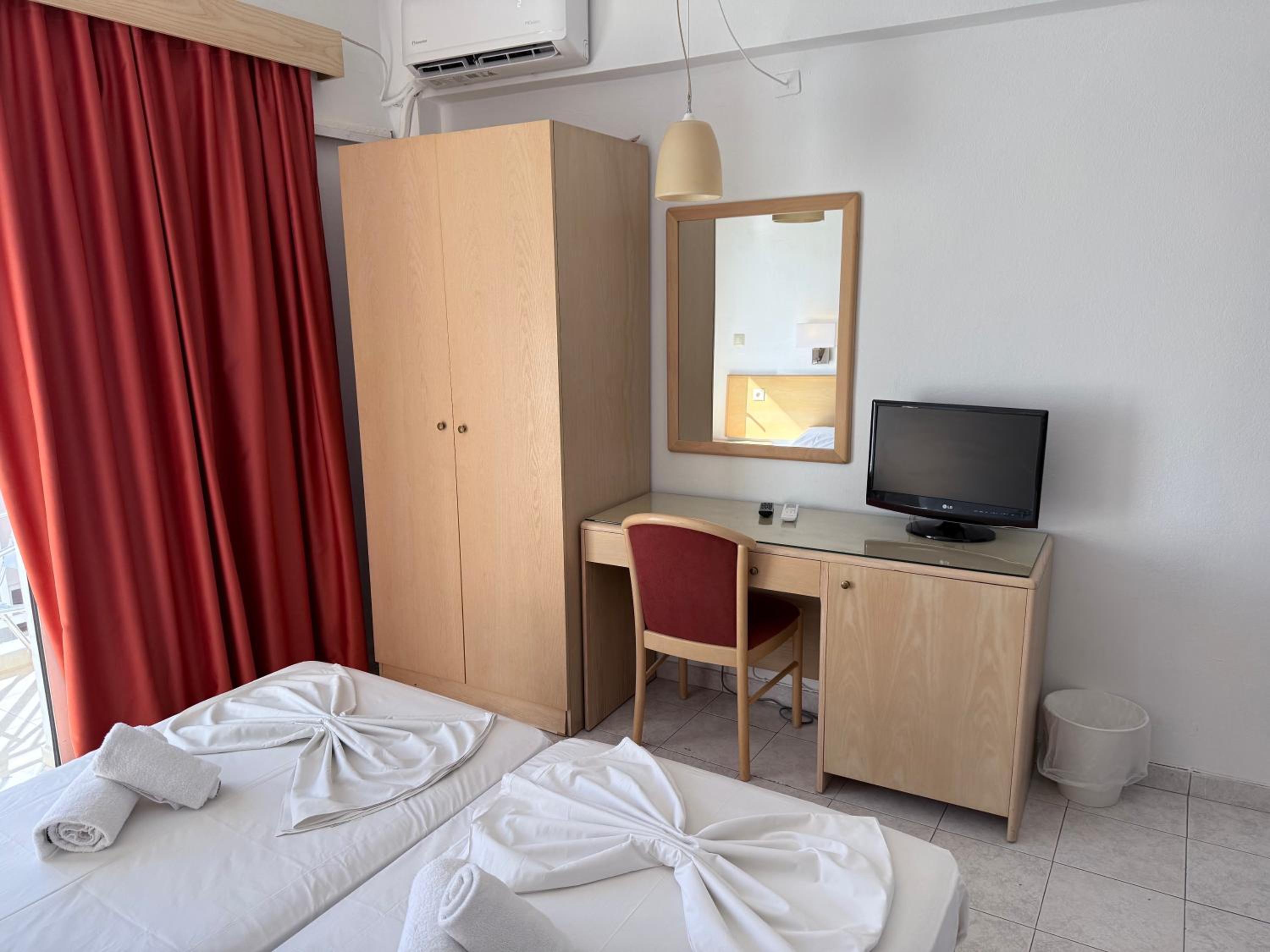 Standard Double or Twin Room with Balcony - Photo 8