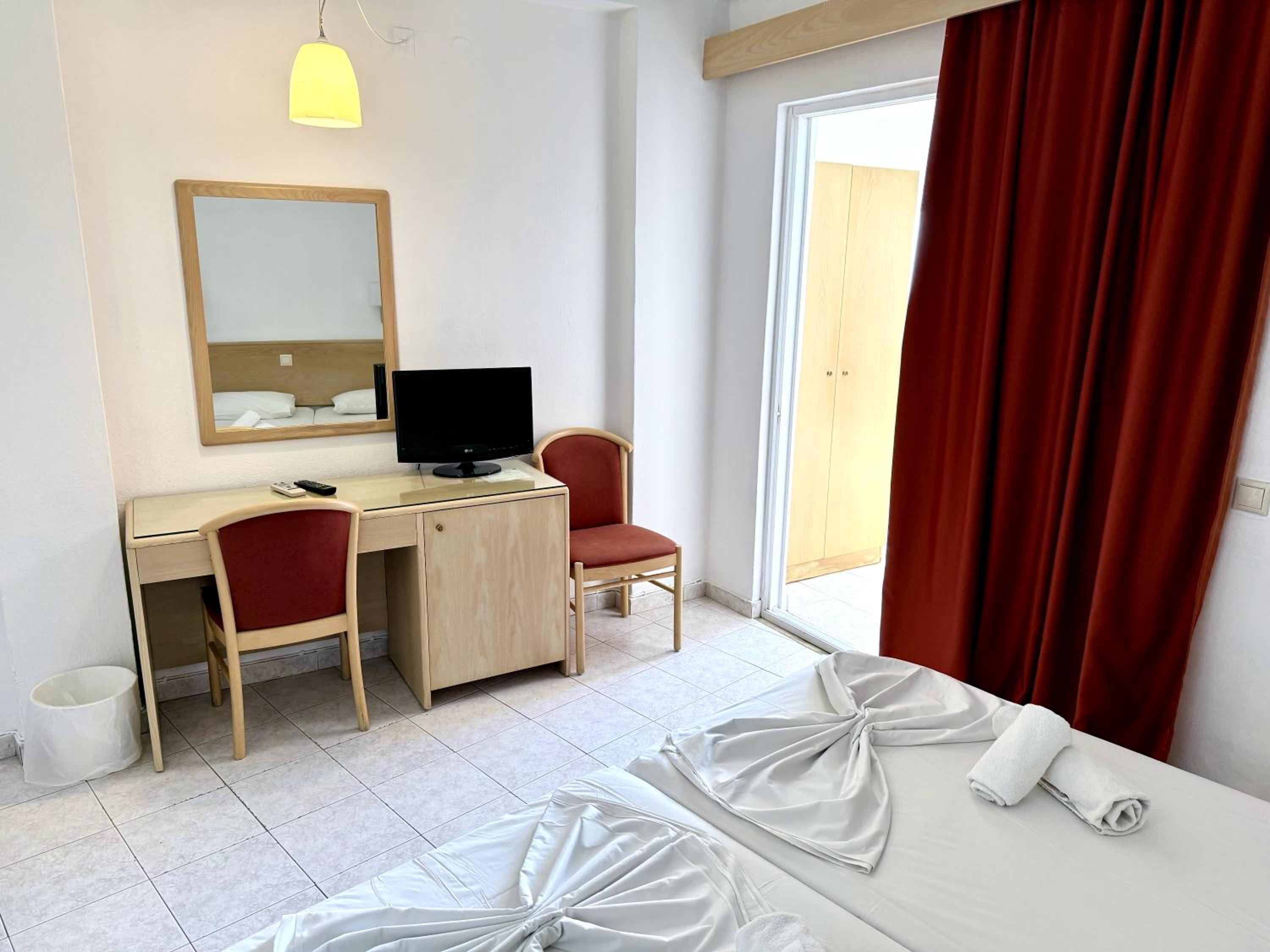 Superior Room with City and Sea View - Photo 3