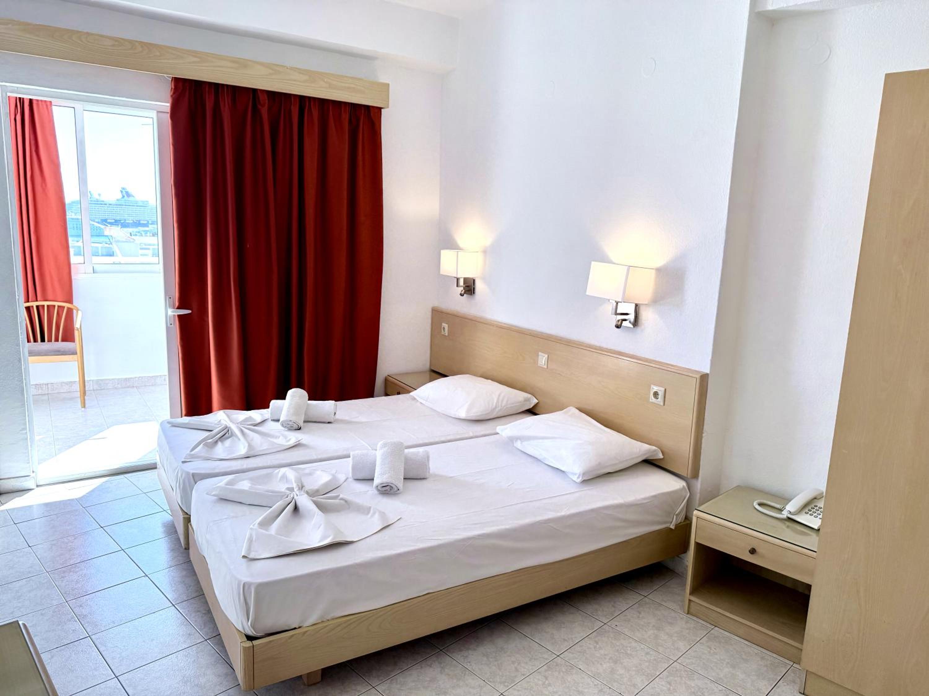 Superior Room with City and Sea View - Photo 5