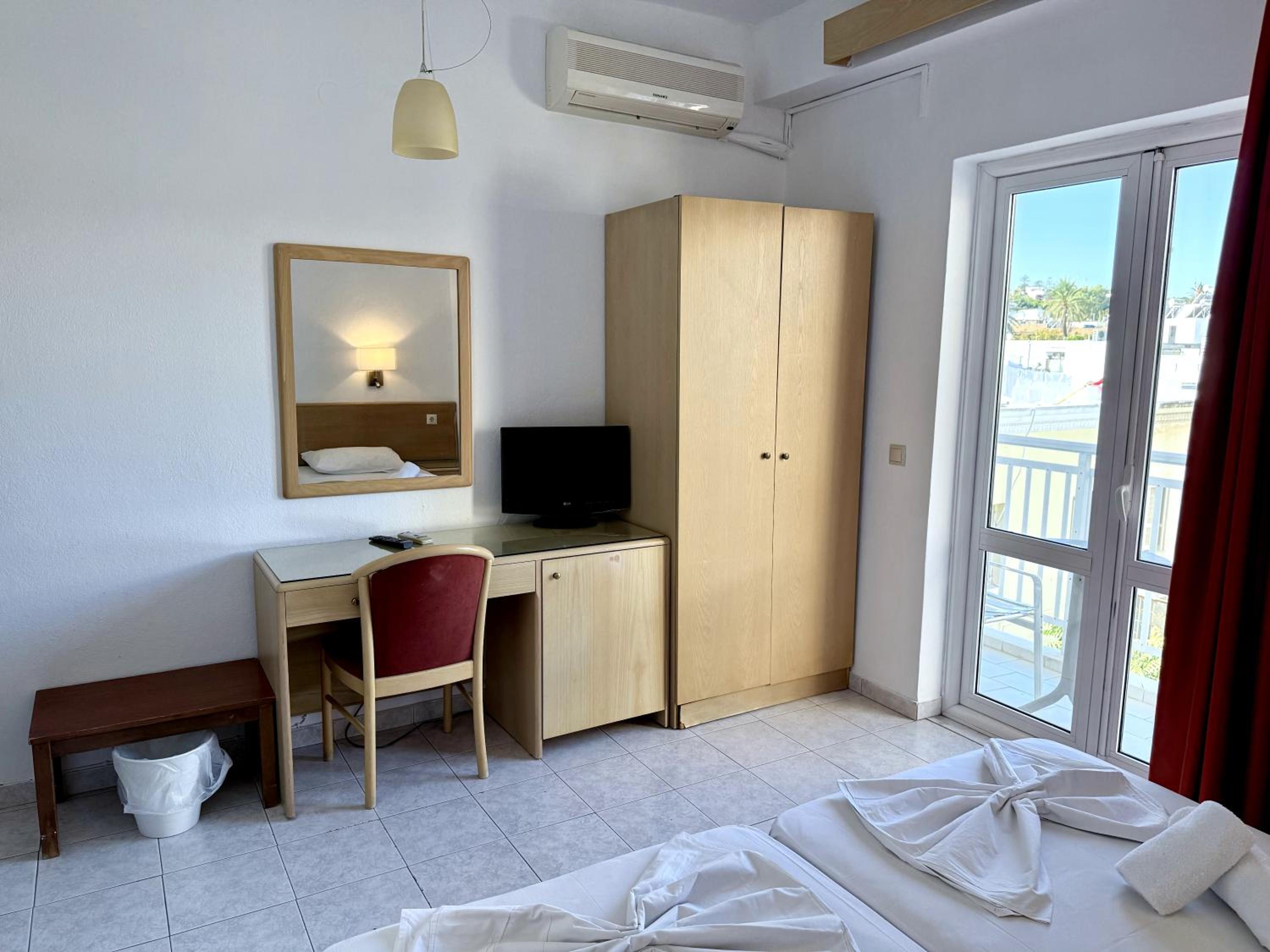 Standard Double or Twin Room with Balcony - Photo 2