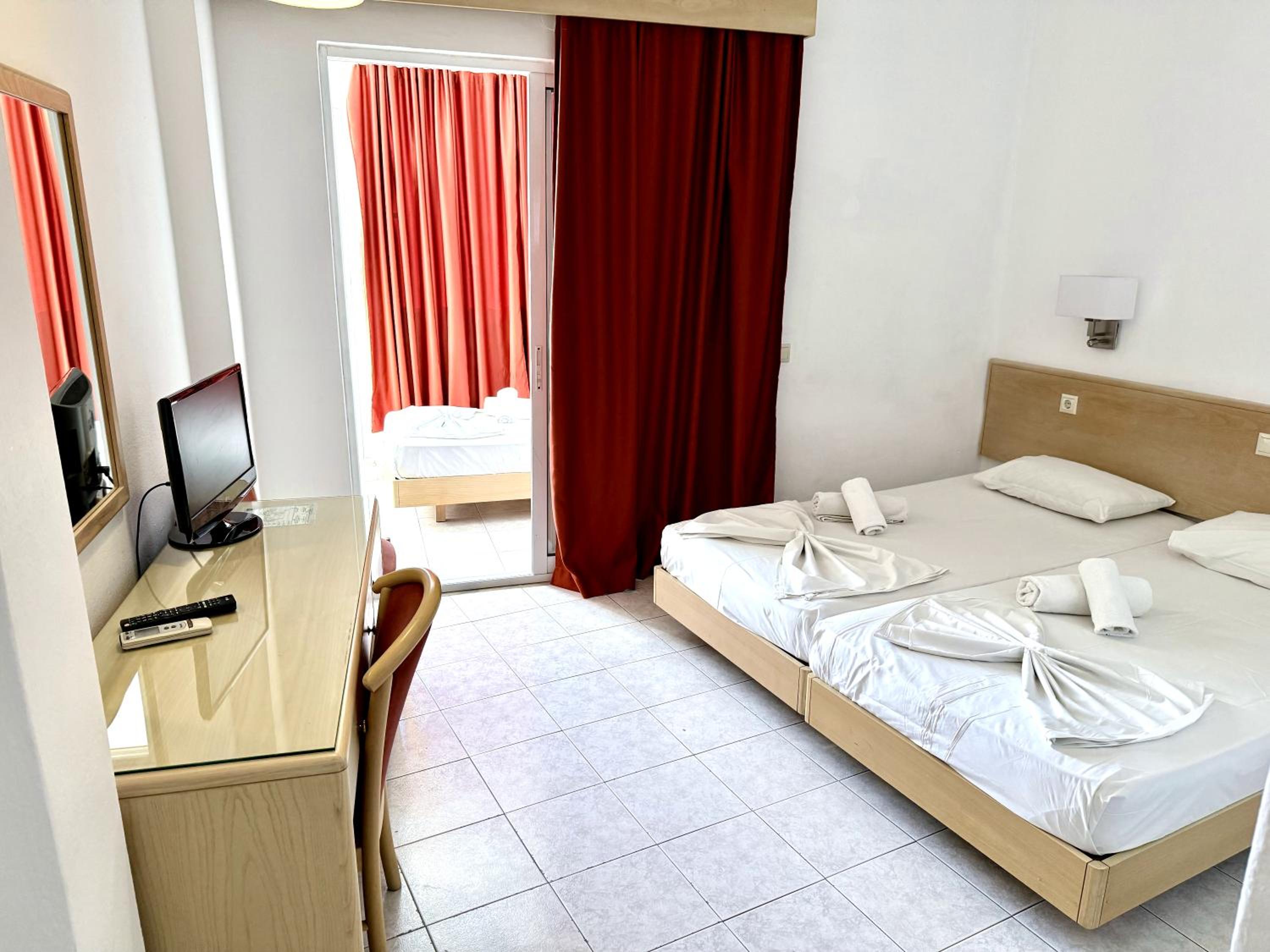 Superior Room with City and Sea View - Photo 4