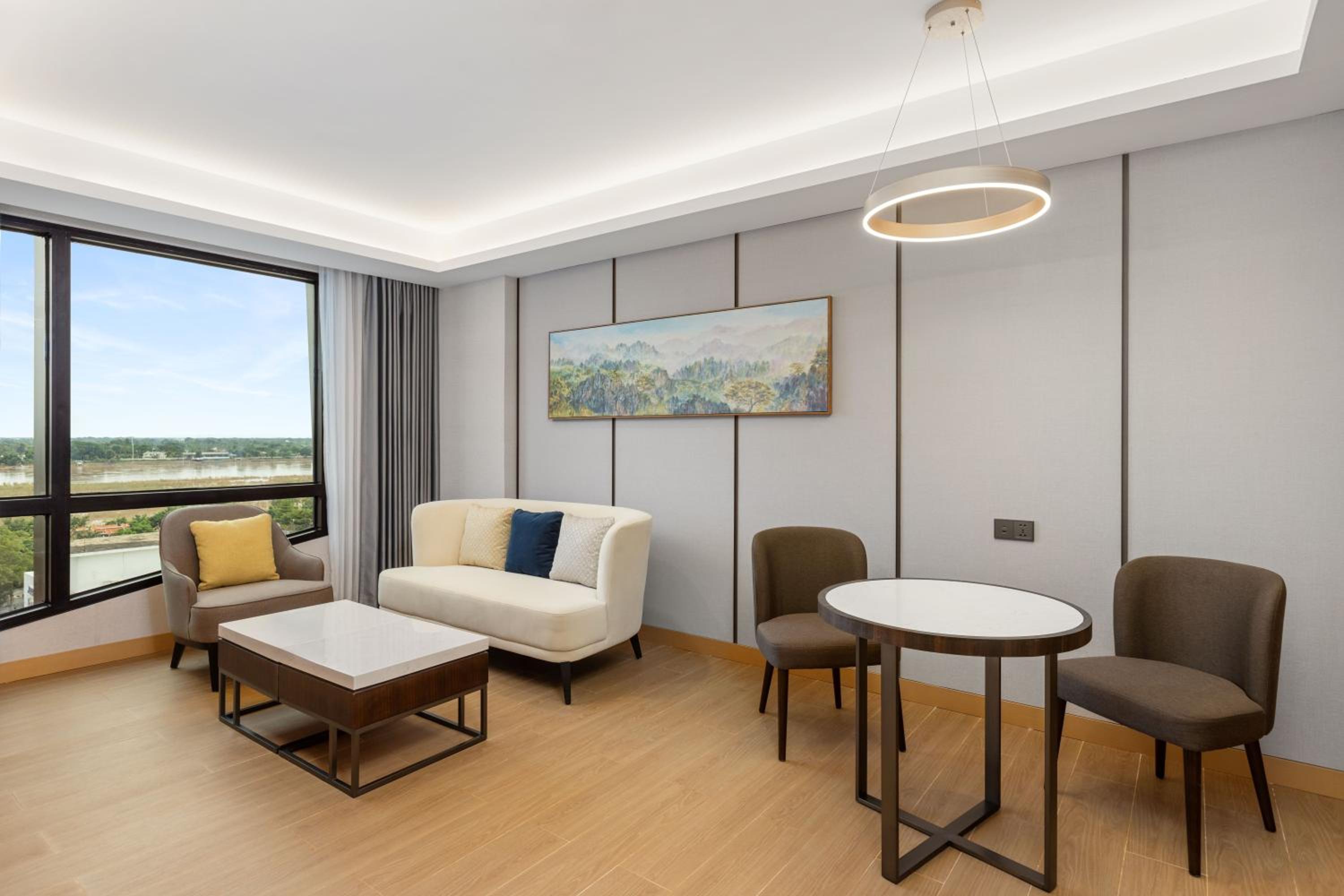 Deluxe King Suite photo 2