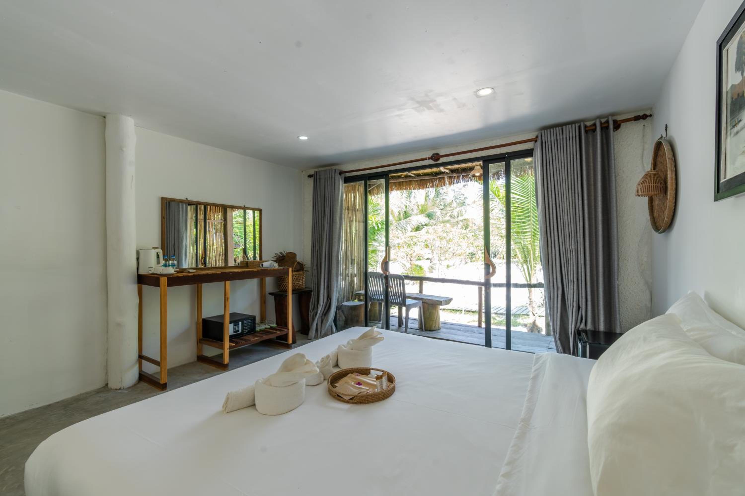 Deluxe King Garden View  - Photo 1