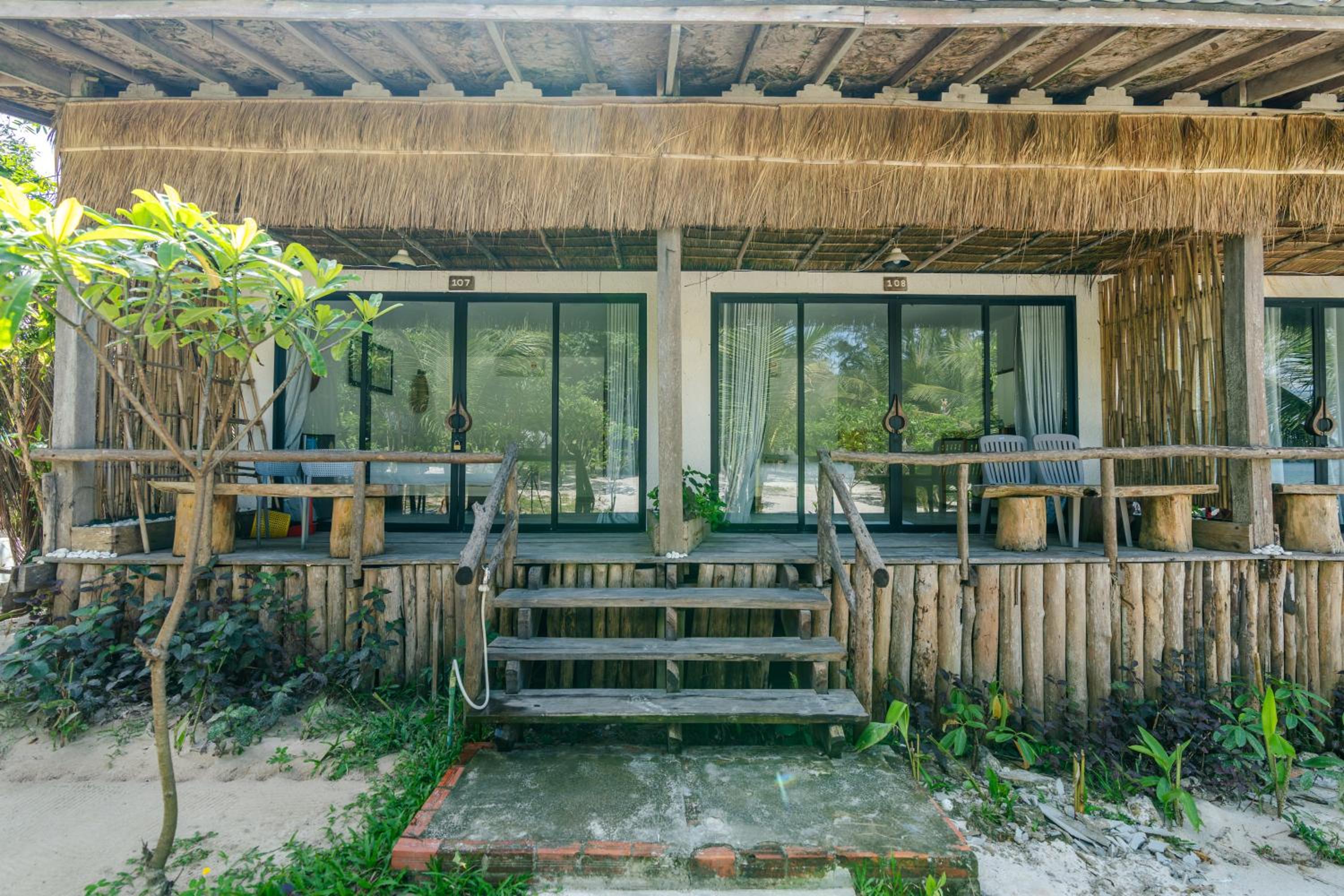 Deluxe King Garden View  - Photo 9