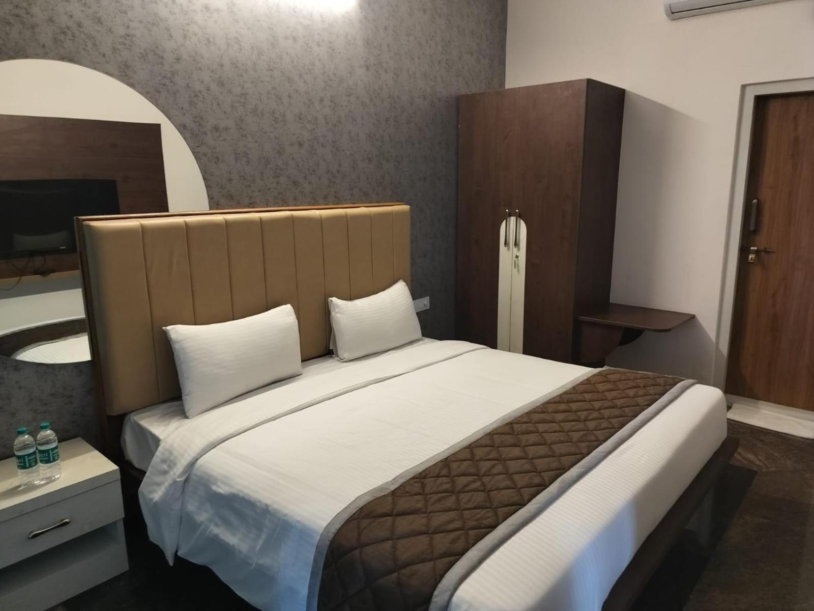 Deluxe Room - Photo 5