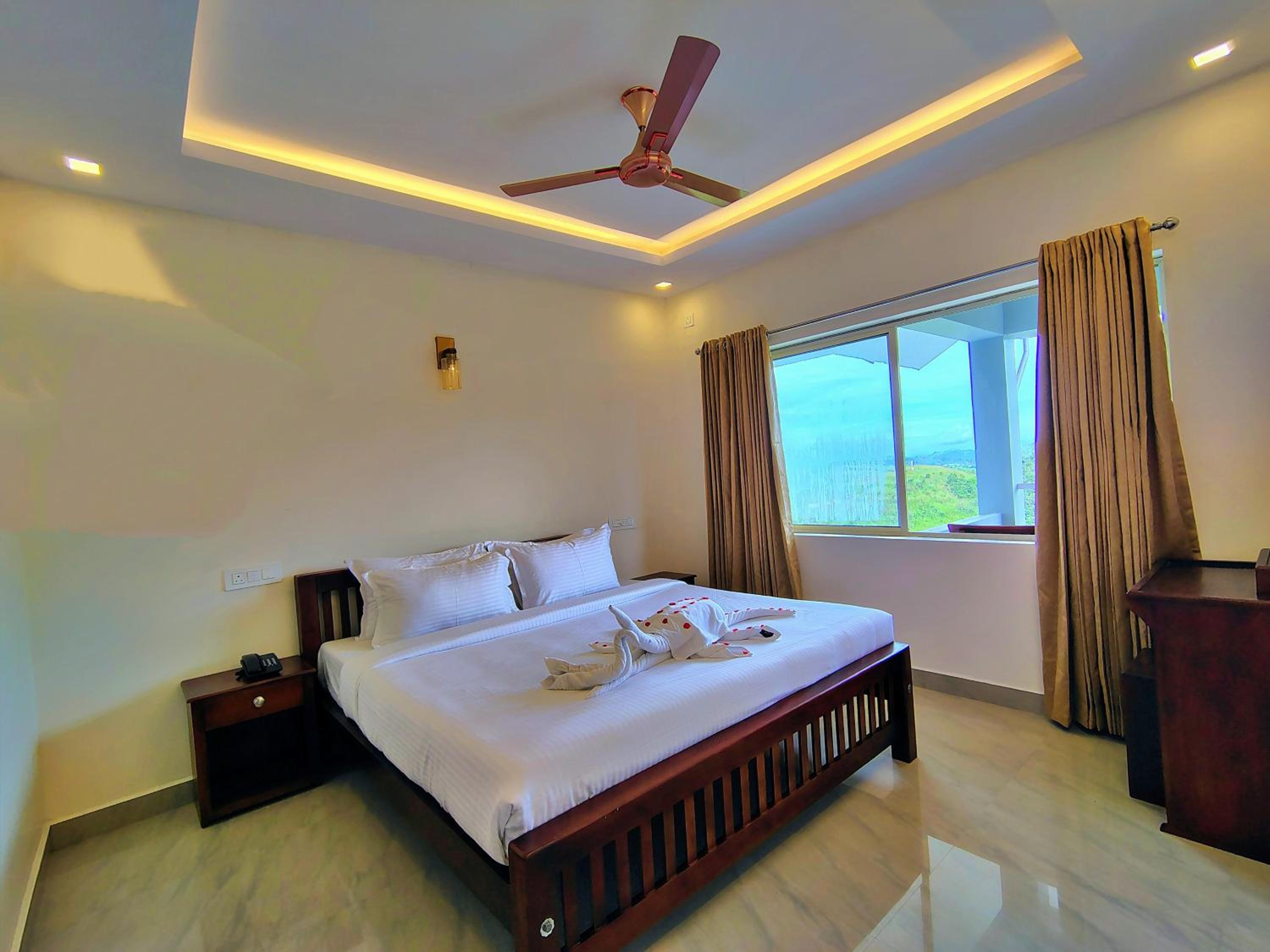 Deluxe Double Room with Balcony - Photo 15