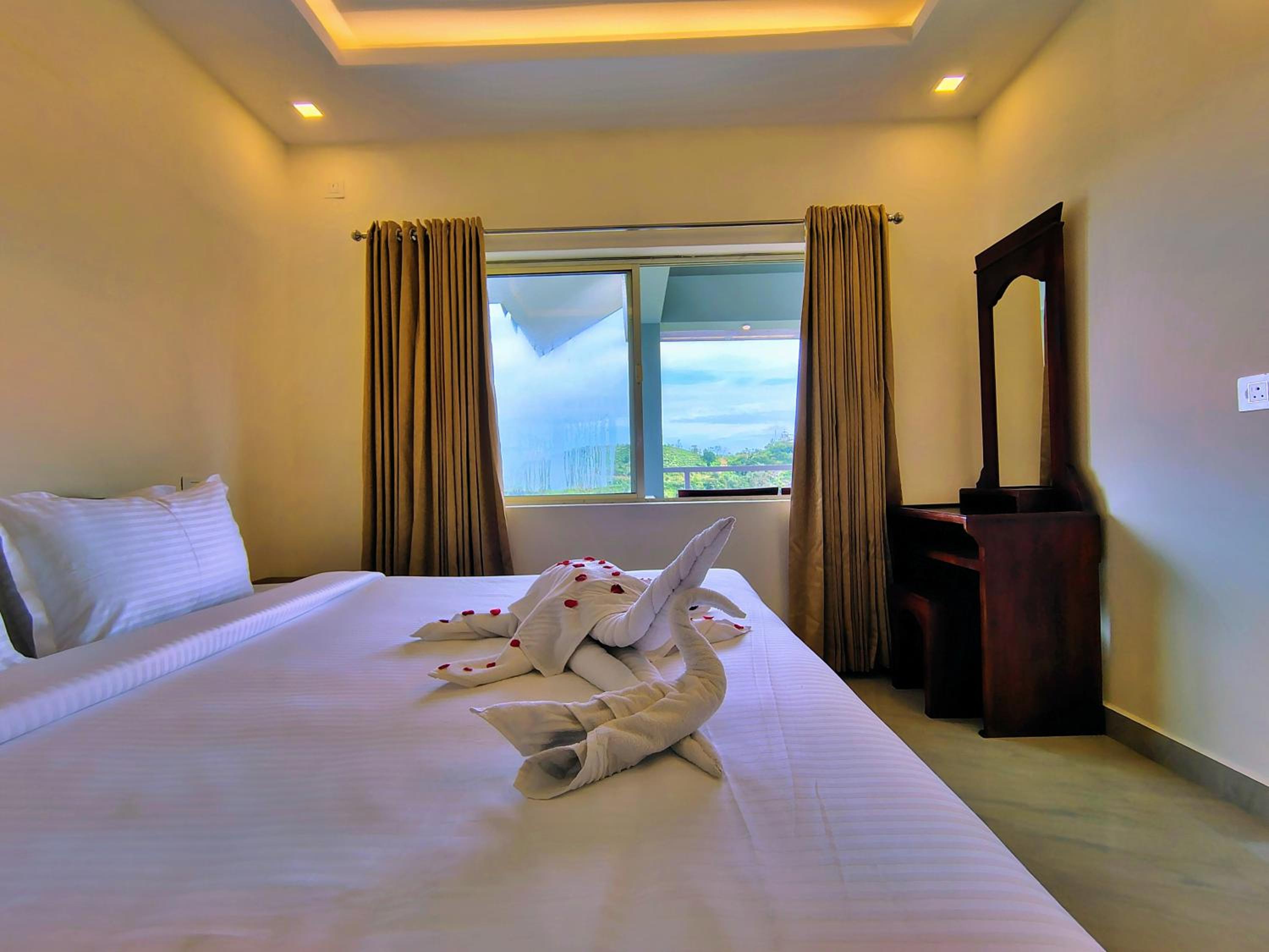 Deluxe Double Room with Balcony - Photo 10