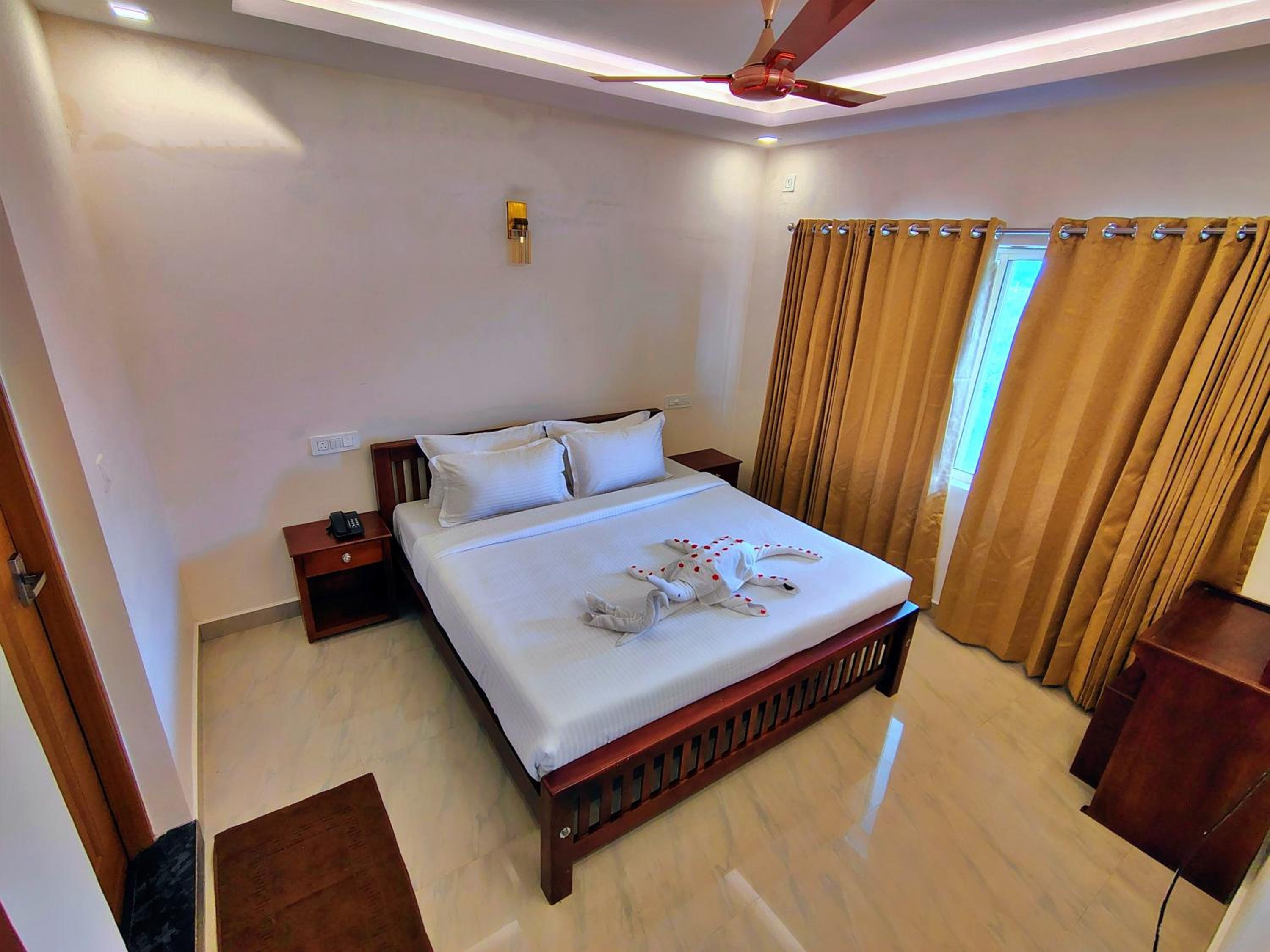 Deluxe Double Room with Balcony - Photo 7