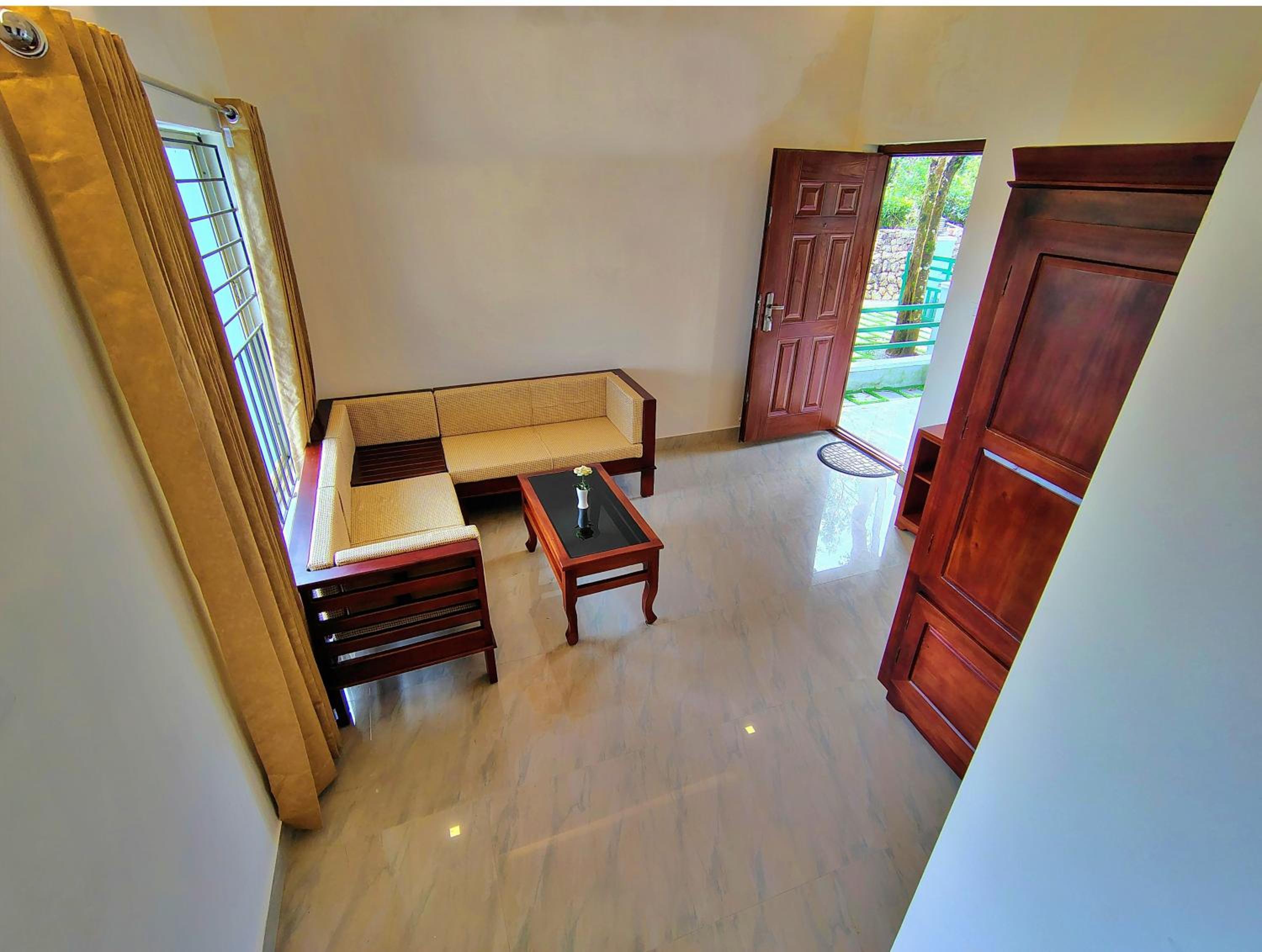 Deluxe Double Room with Balcony - Photo 6