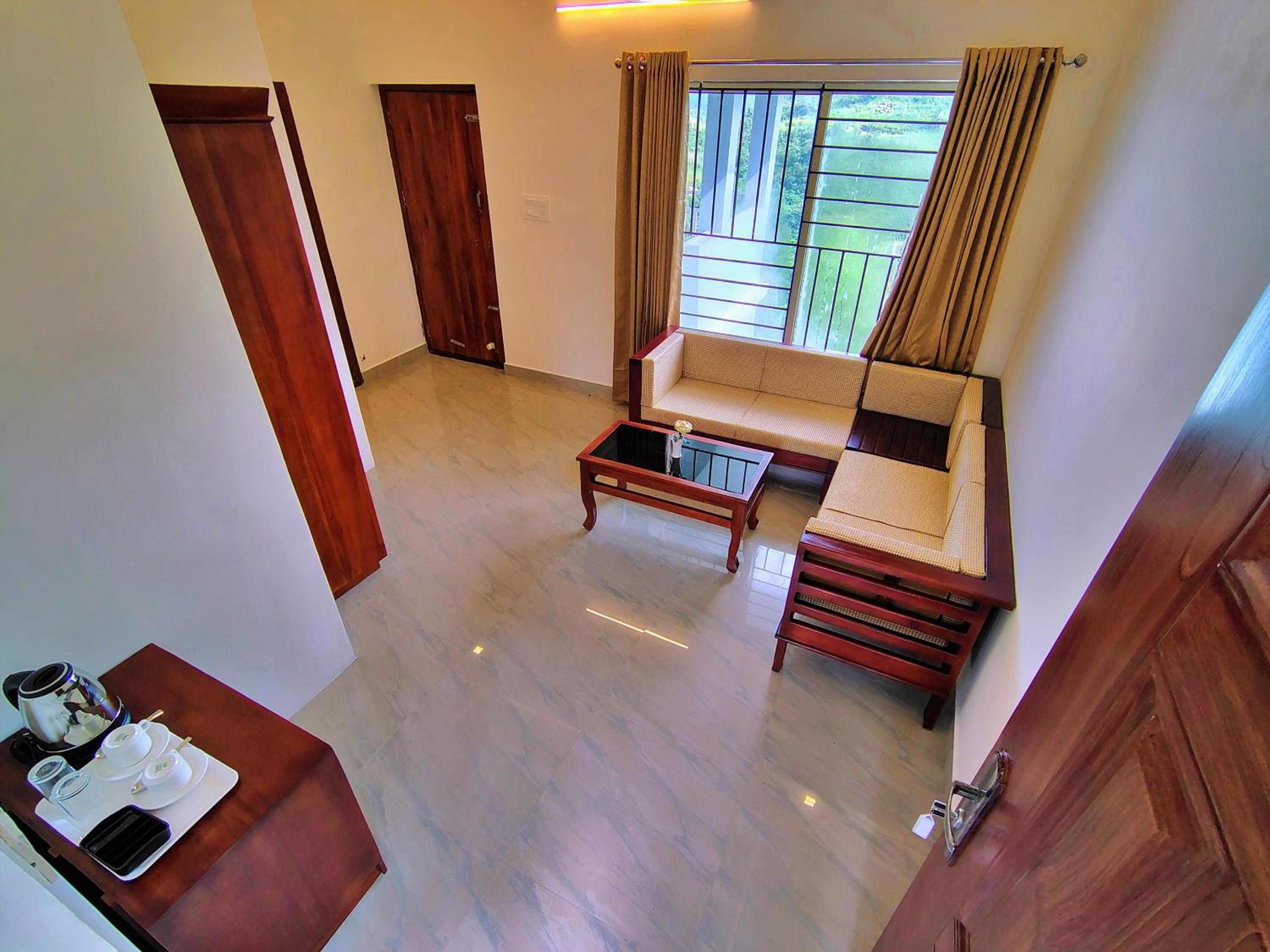Deluxe Double Room with Balcony - Photo 5