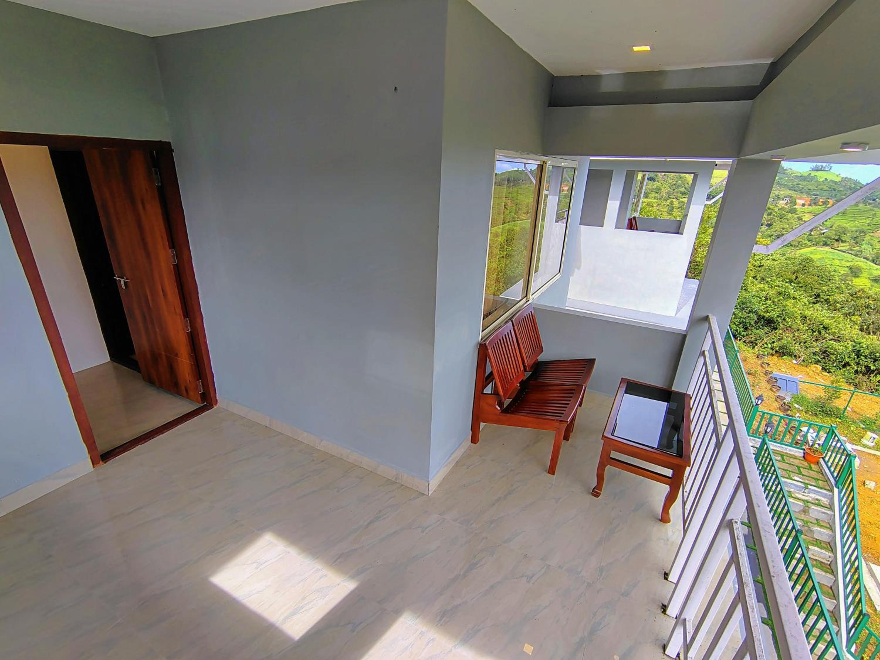 Deluxe Double Room with Balcony - Photo 4
