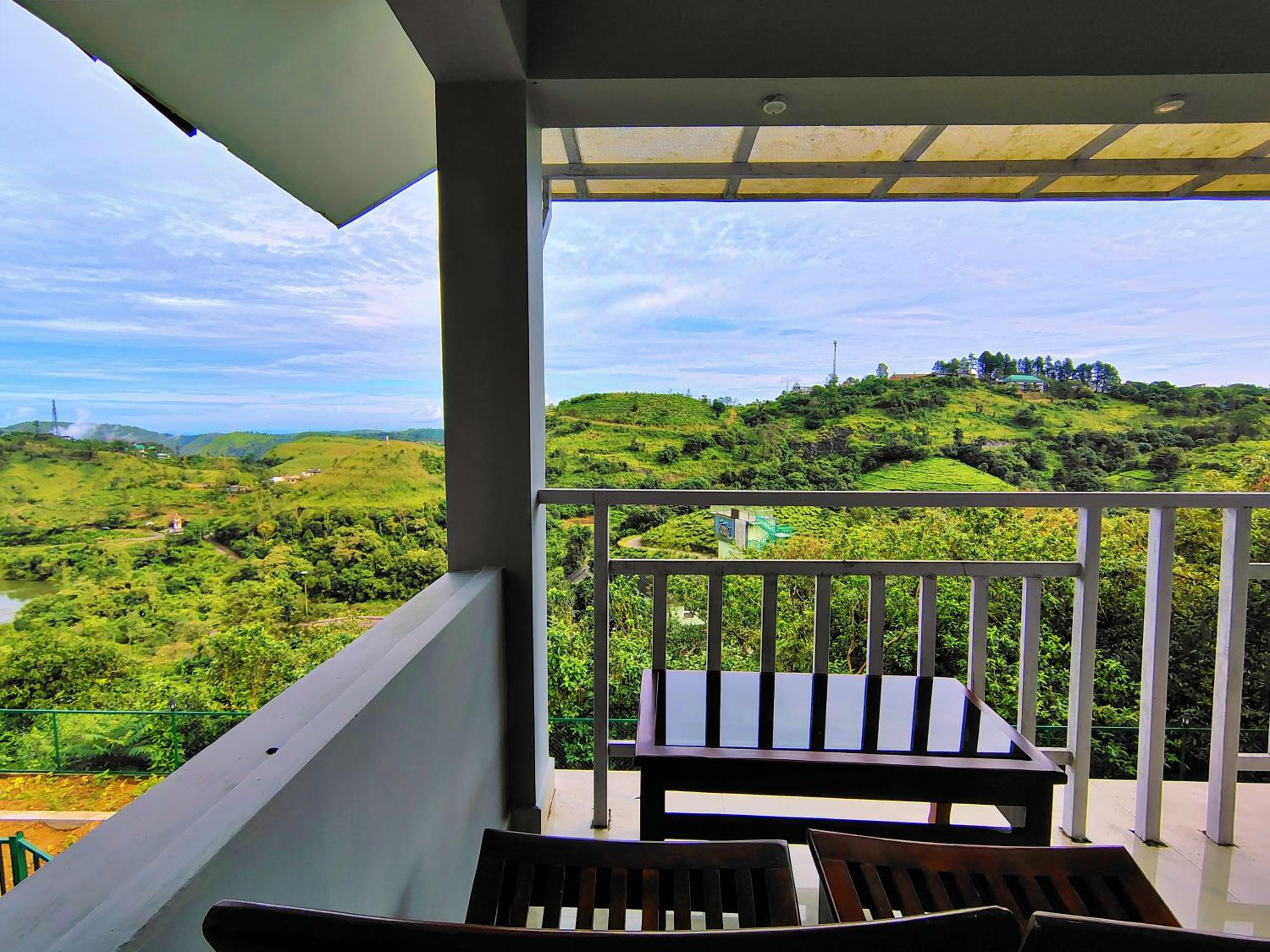Deluxe Double Room with Balcony - Photo 11
