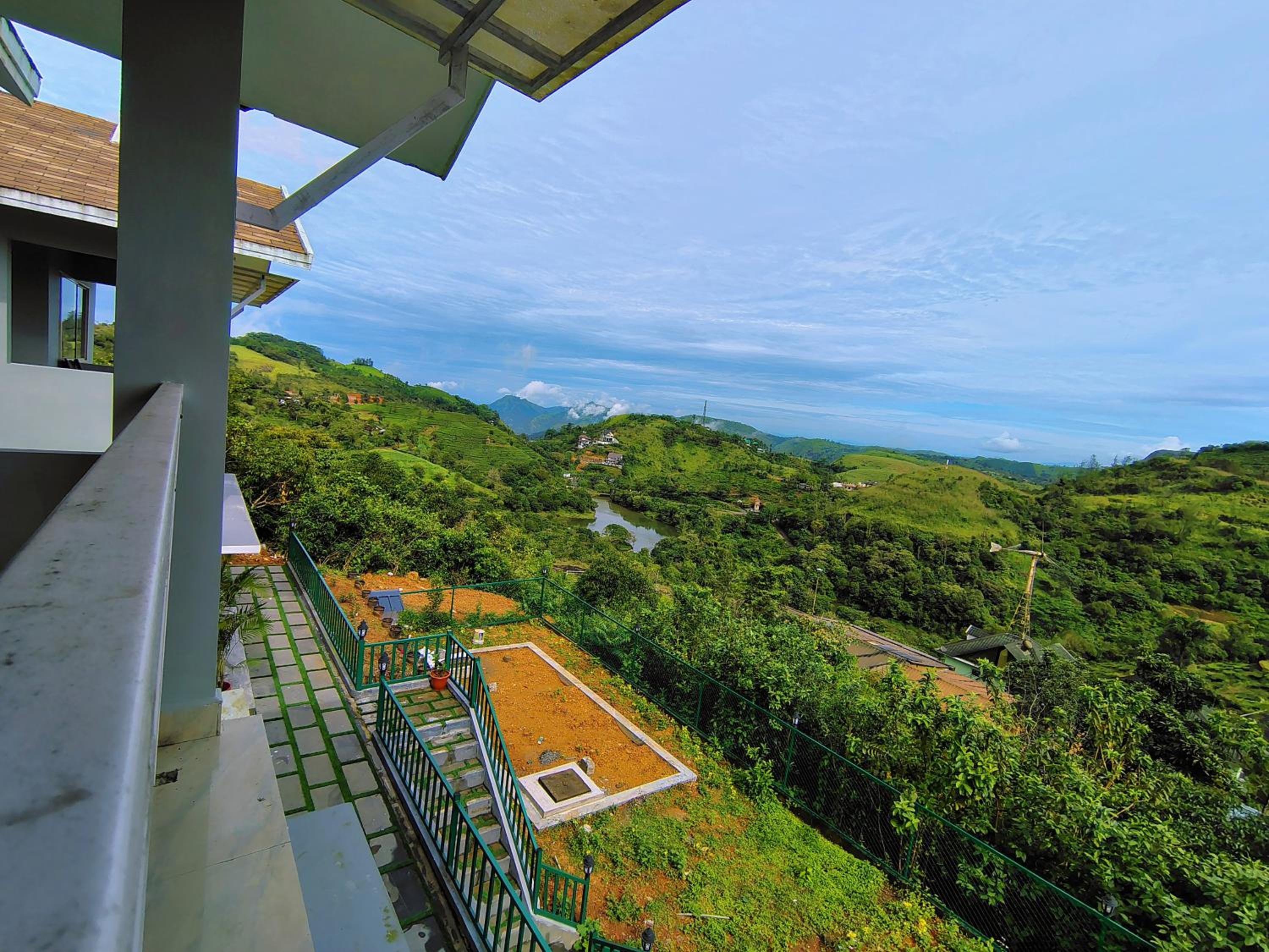 Deluxe Double Room with Balcony - Photo 13